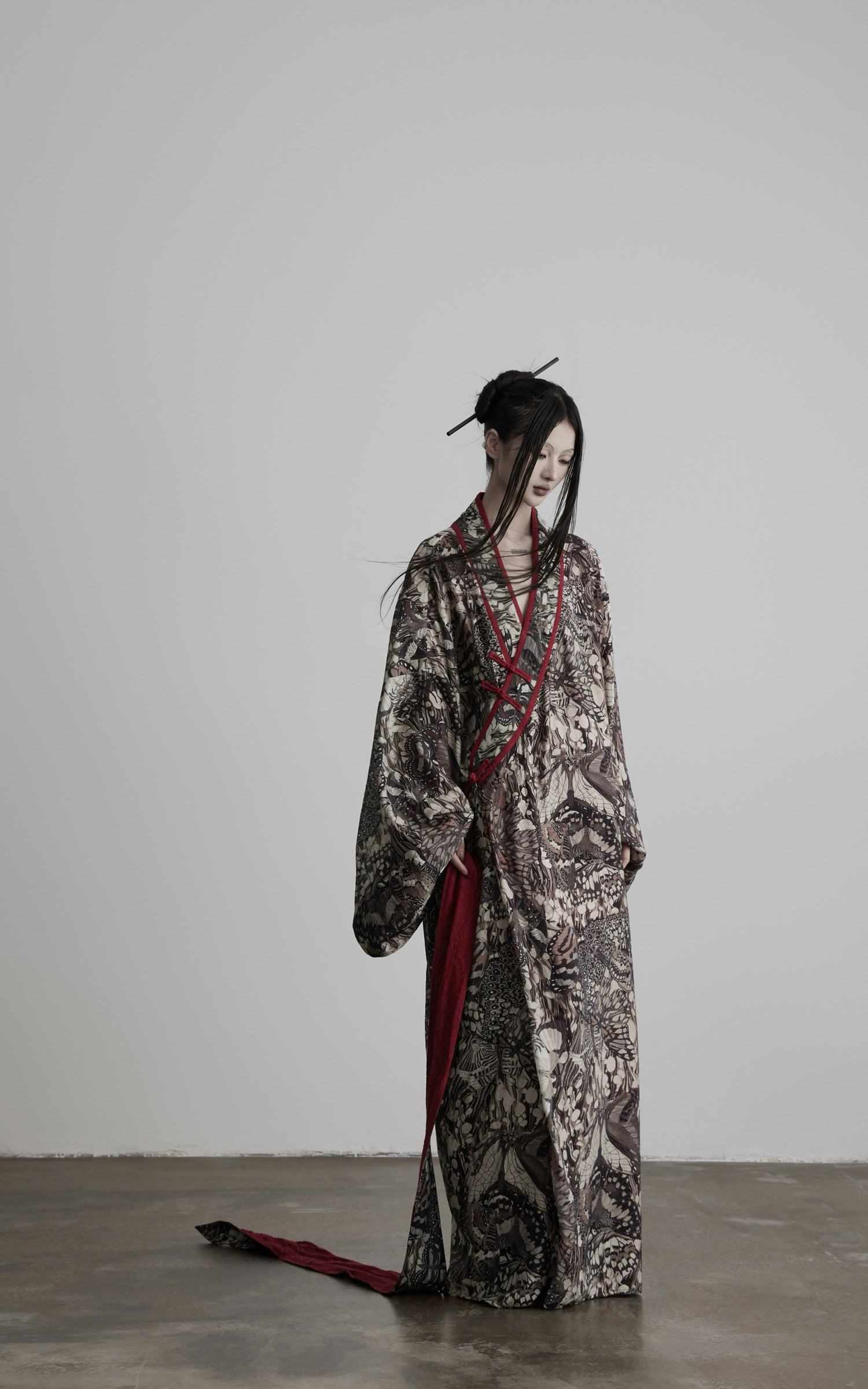 Video laden: <tc>DOINDULGE</tc> Kimono-Robe mit Schmetterlingsdruck und weiten Ärmeln, Maxi-Länge