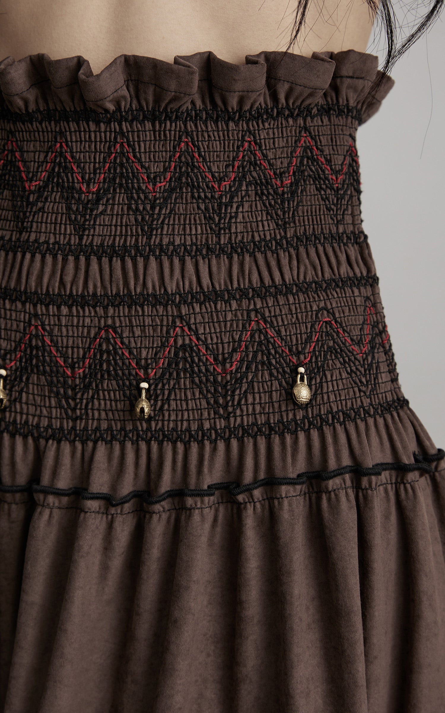 <tc>INDULGE</tc> 刺繍入りのテクスチャー付きティアードマキシスカート & スモックウエスト