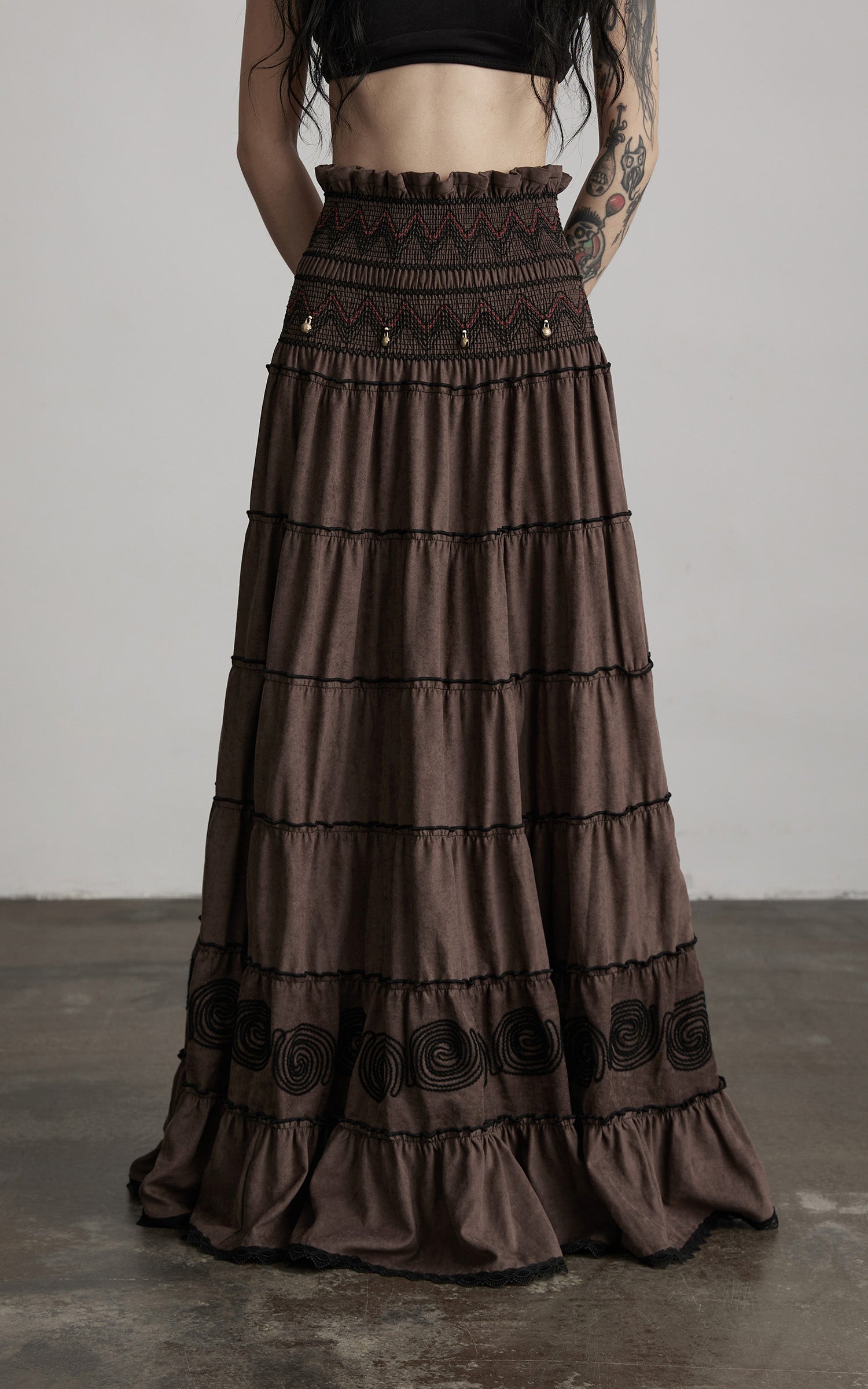 <tc>INDULGE</tc> 刺繍入りのテクスチャー付きティアードマキシスカート & スモックウエスト