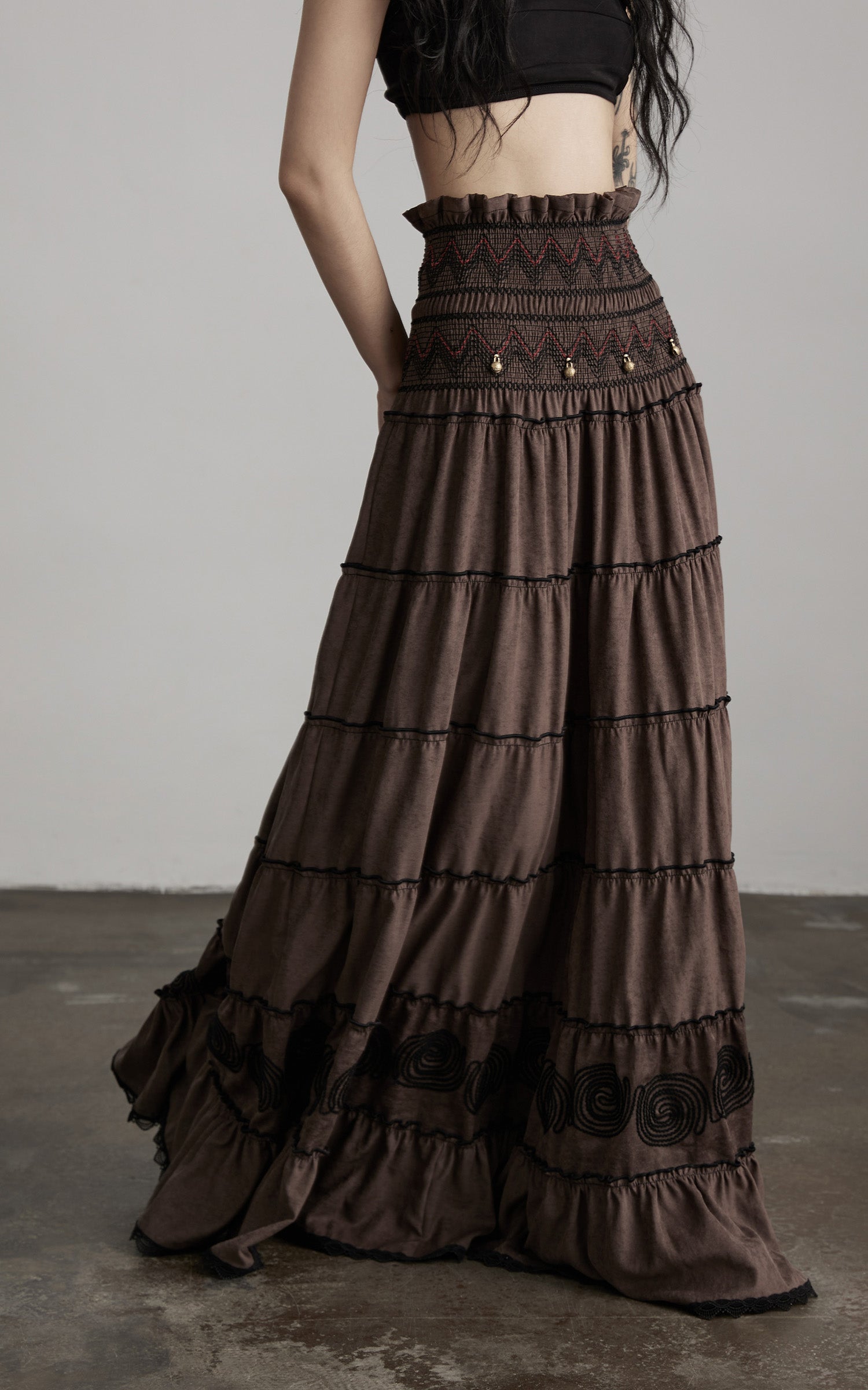 <tc>INDULGE</tc> 刺繍入りのテクスチャー付きティアードマキシスカート & スモックウエスト