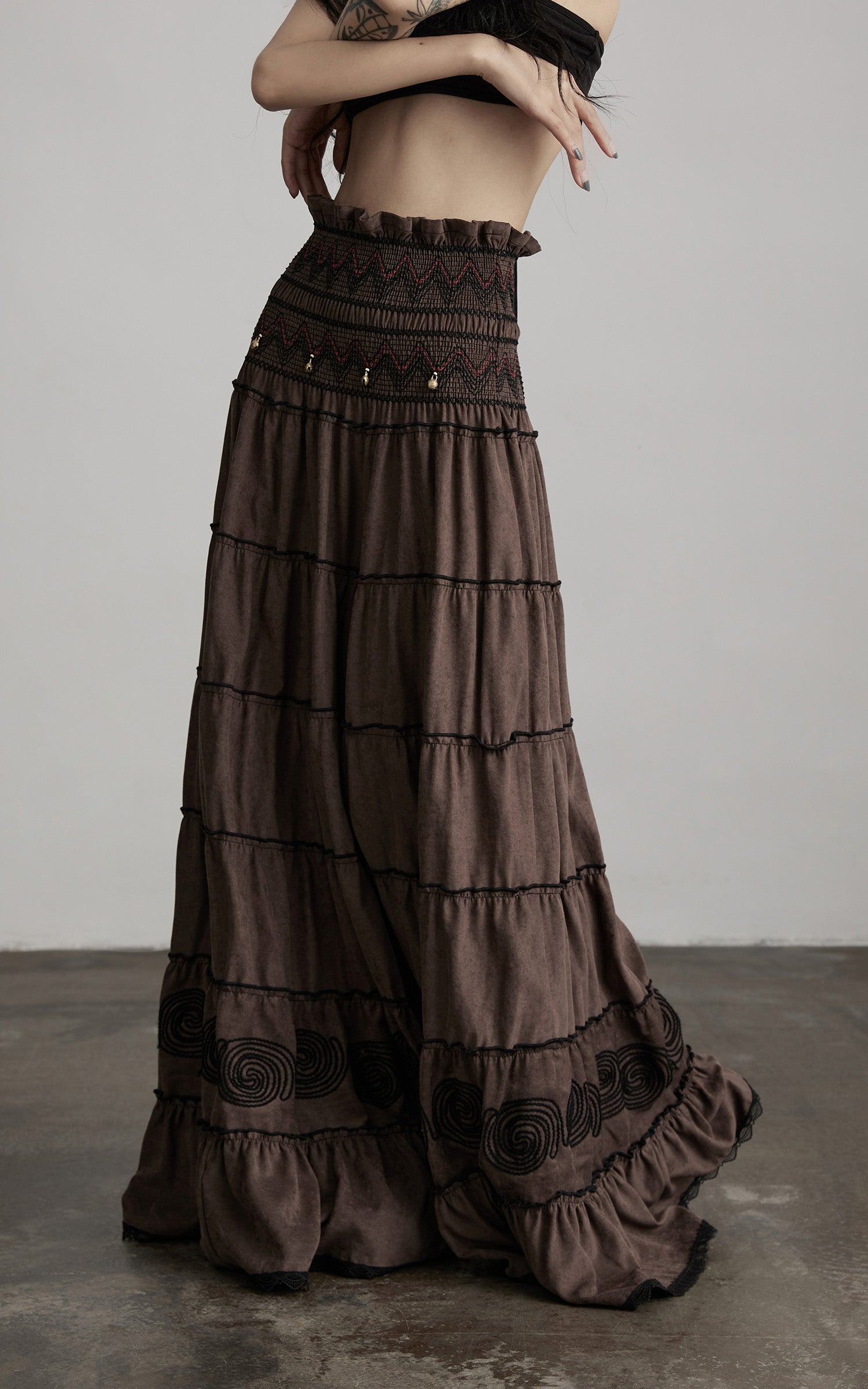 <tc>INDULGE</tc> 刺繍入りのテクスチャー付きティアードマキシスカート & スモックウエスト