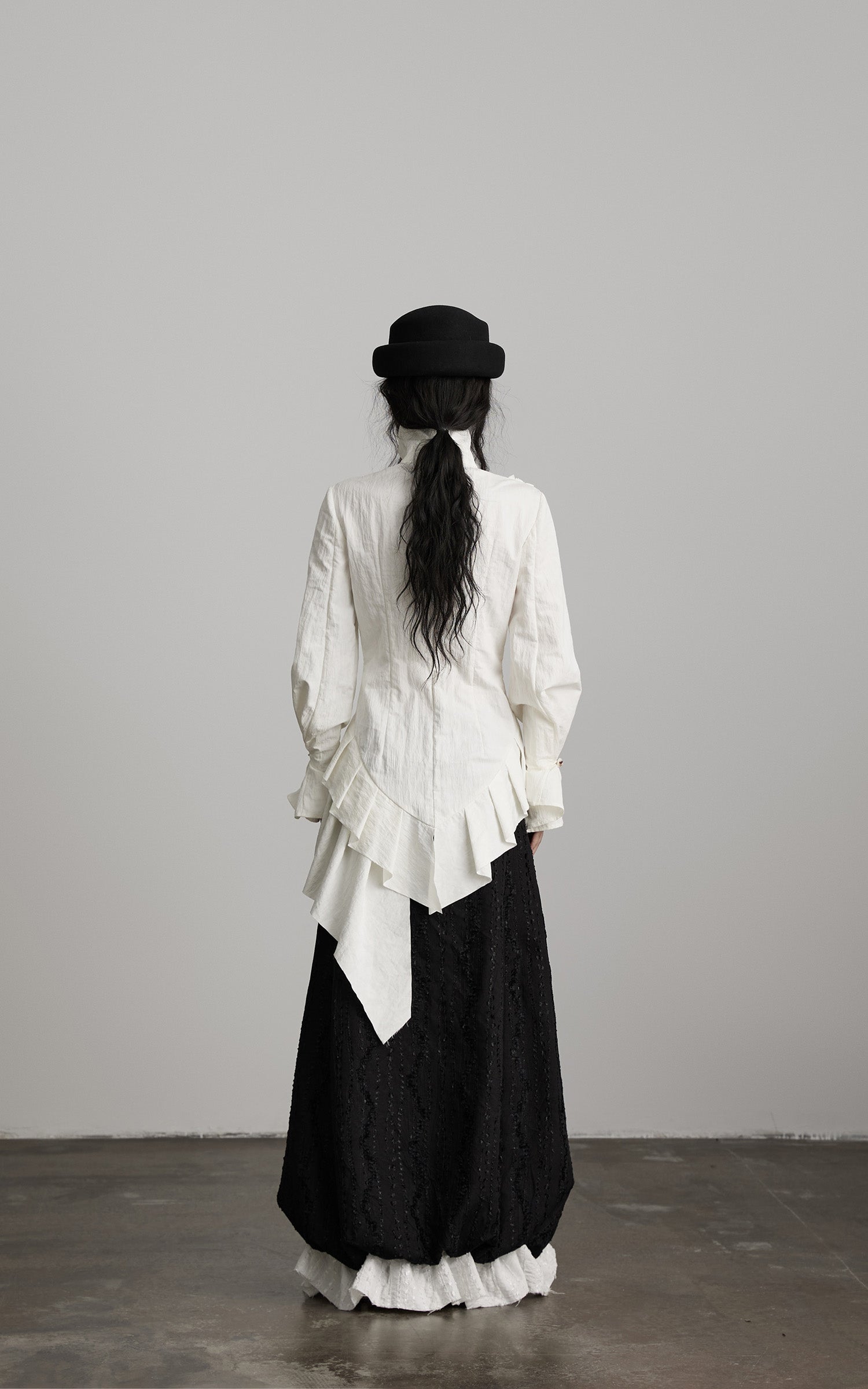 <tc>INDULGE</tc> アシンメトリックなルーシュ高ネックシャツ、彫刻的なドレープパネル付き