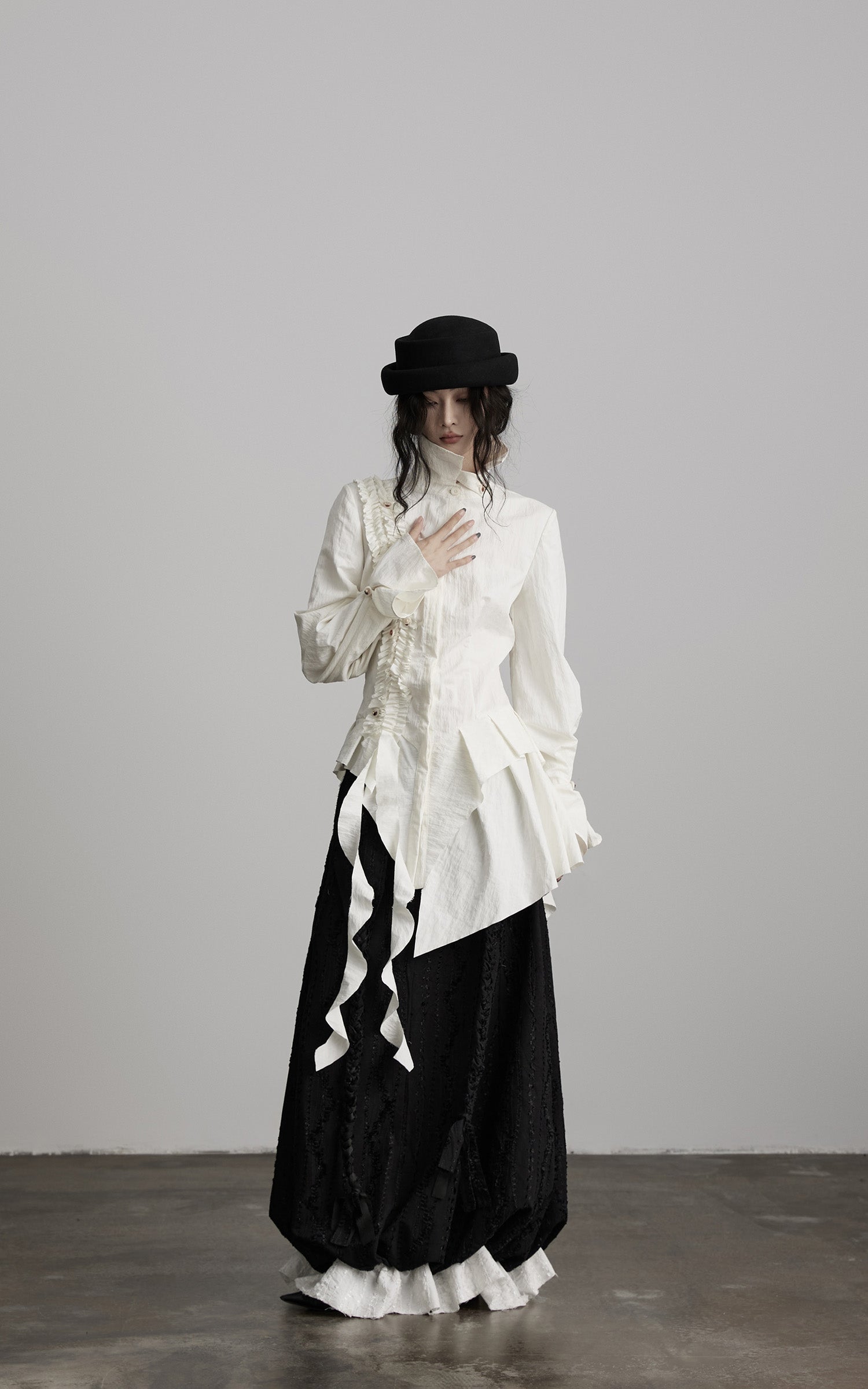 <tc>INDULGE</tc> アシンメトリックなルーシュ高ネックシャツ、彫刻的なドレープパネル付き