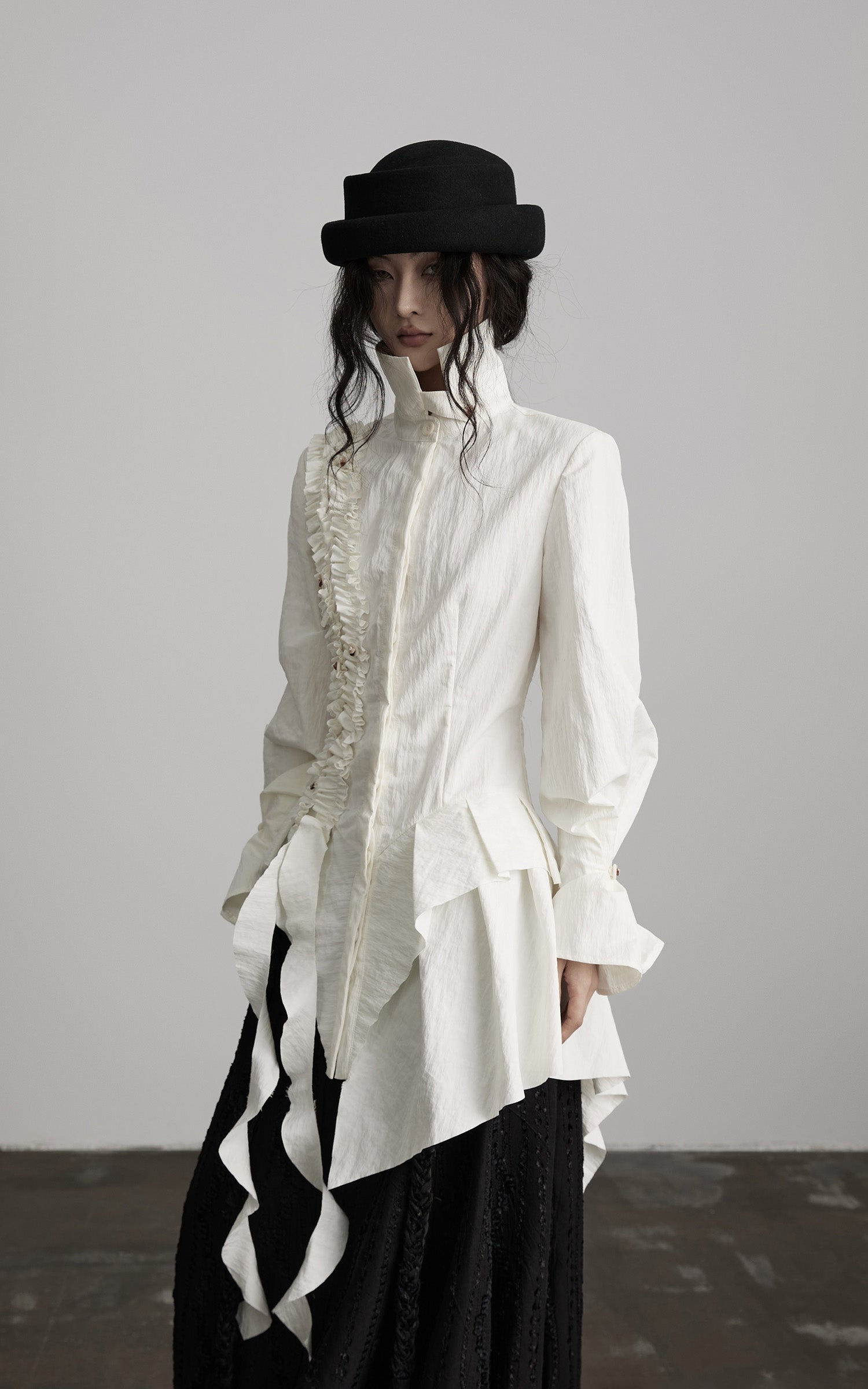 <tc>INDULGE</tc> アシンメトリックなルーシュ高ネックシャツ、彫刻的なドレープパネル付き