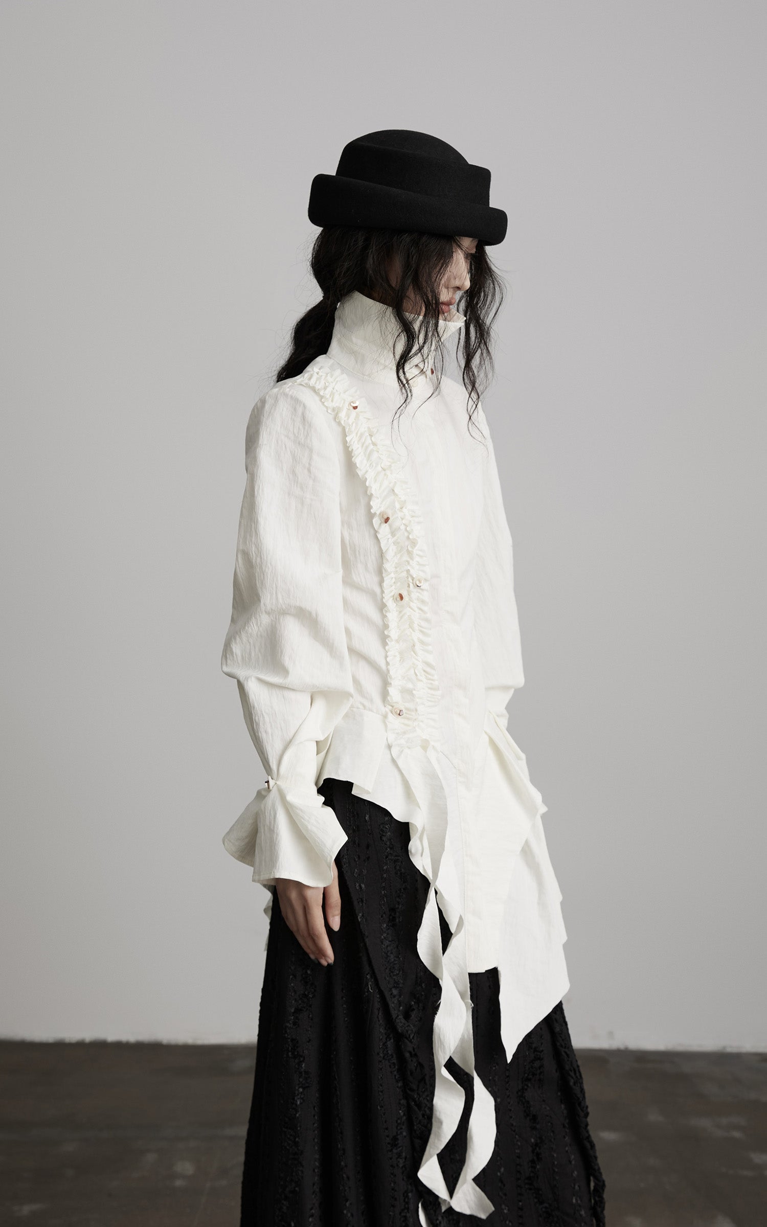 <tc>INDULGE</tc> アシンメトリックなルーシュ高ネックシャツ、彫刻的なドレープパネル付き