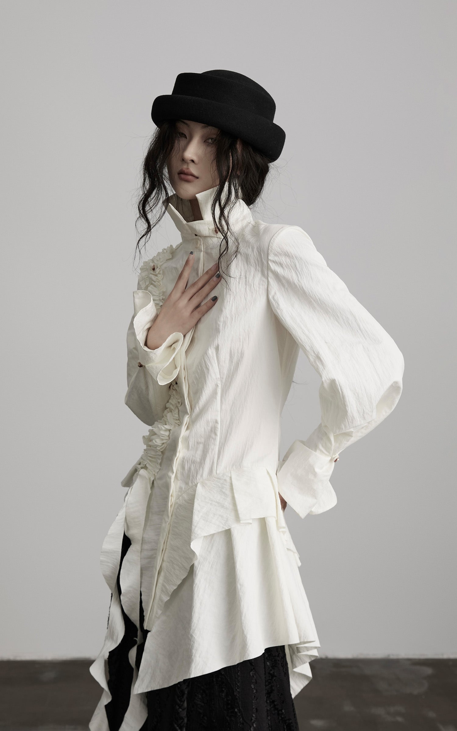 <tc>INDULGE</tc> アシンメトリックなルーシュ高ネックシャツ、彫刻的なドレープパネル付き