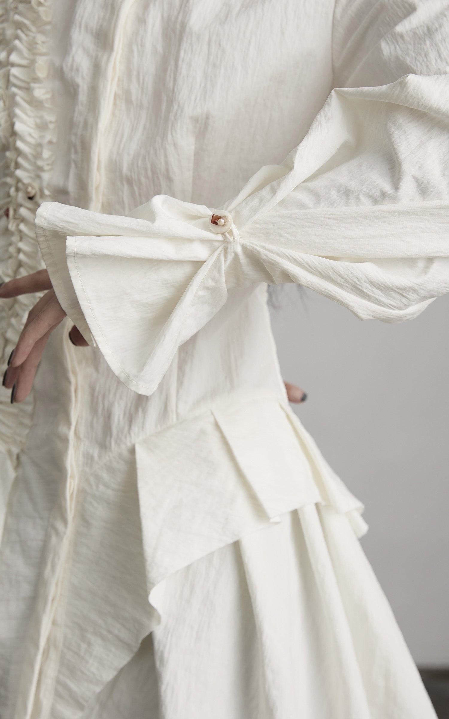 <tc>INDULGE</tc> アシンメトリックなルーシュ高ネックシャツ、彫刻的なドレープパネル付き