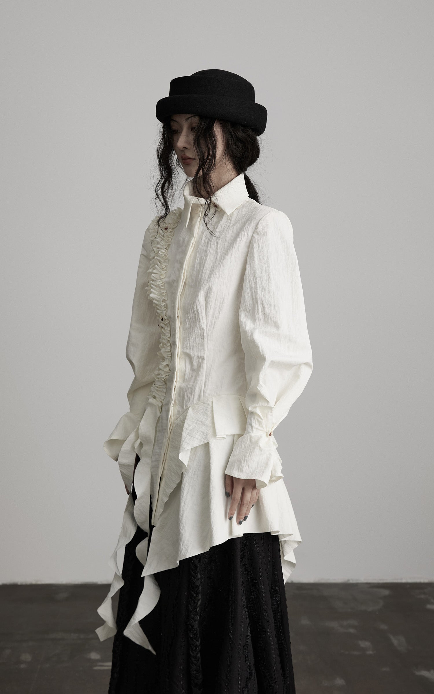 <tc>INDULGE</tc> アシンメトリックなルーシュ高ネックシャツ、彫刻的なドレープパネル付き