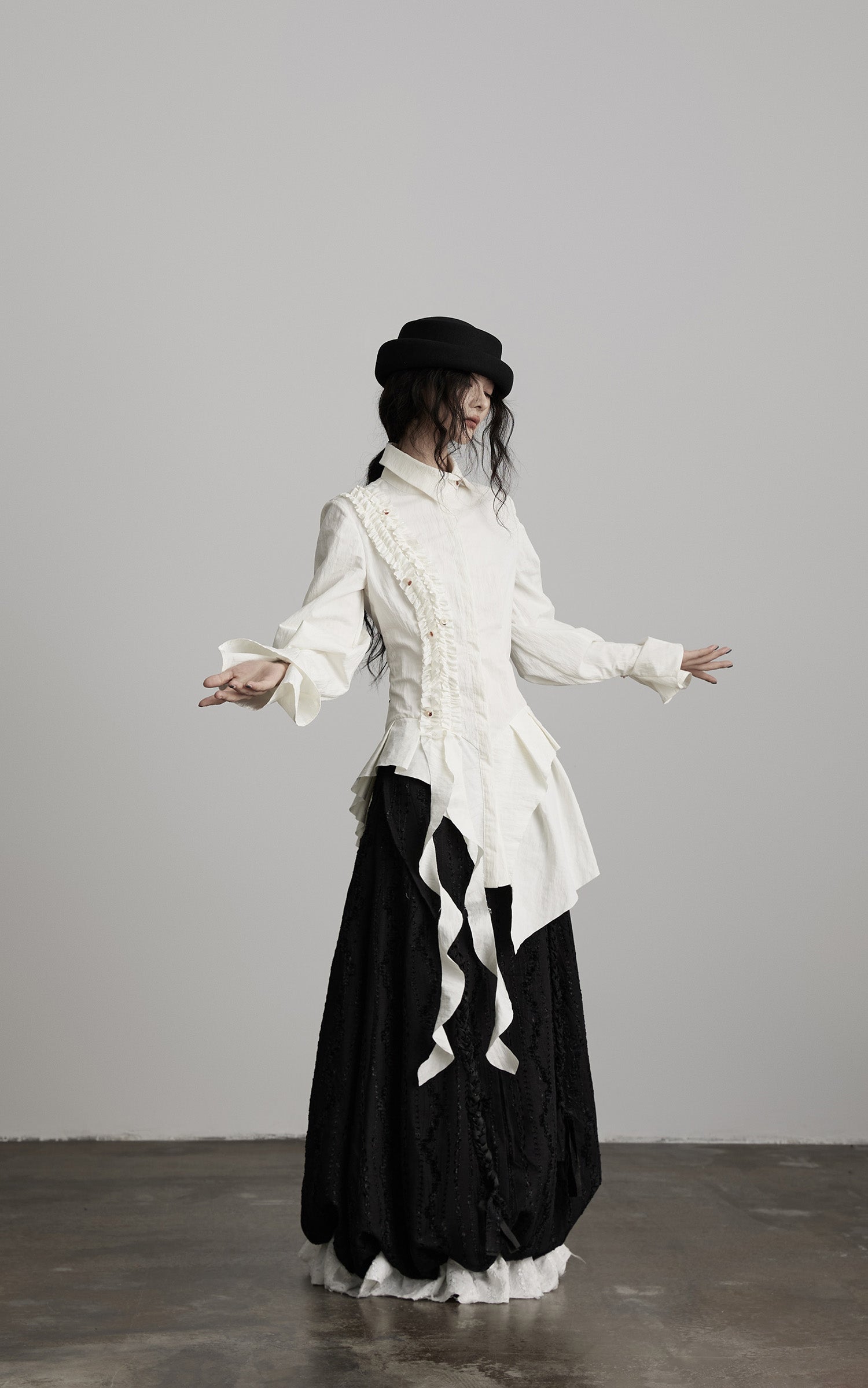 <tc>INDULGE</tc> アシンメトリックなルーシュ高ネックシャツ、彫刻的なドレープパネル付き