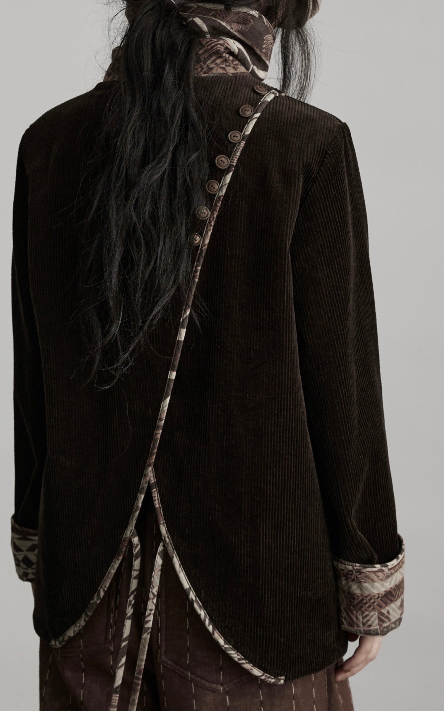<tc>INDULGE</tc> アシンメトリックボタンラインのストラクチャードコーデュロイジャケット