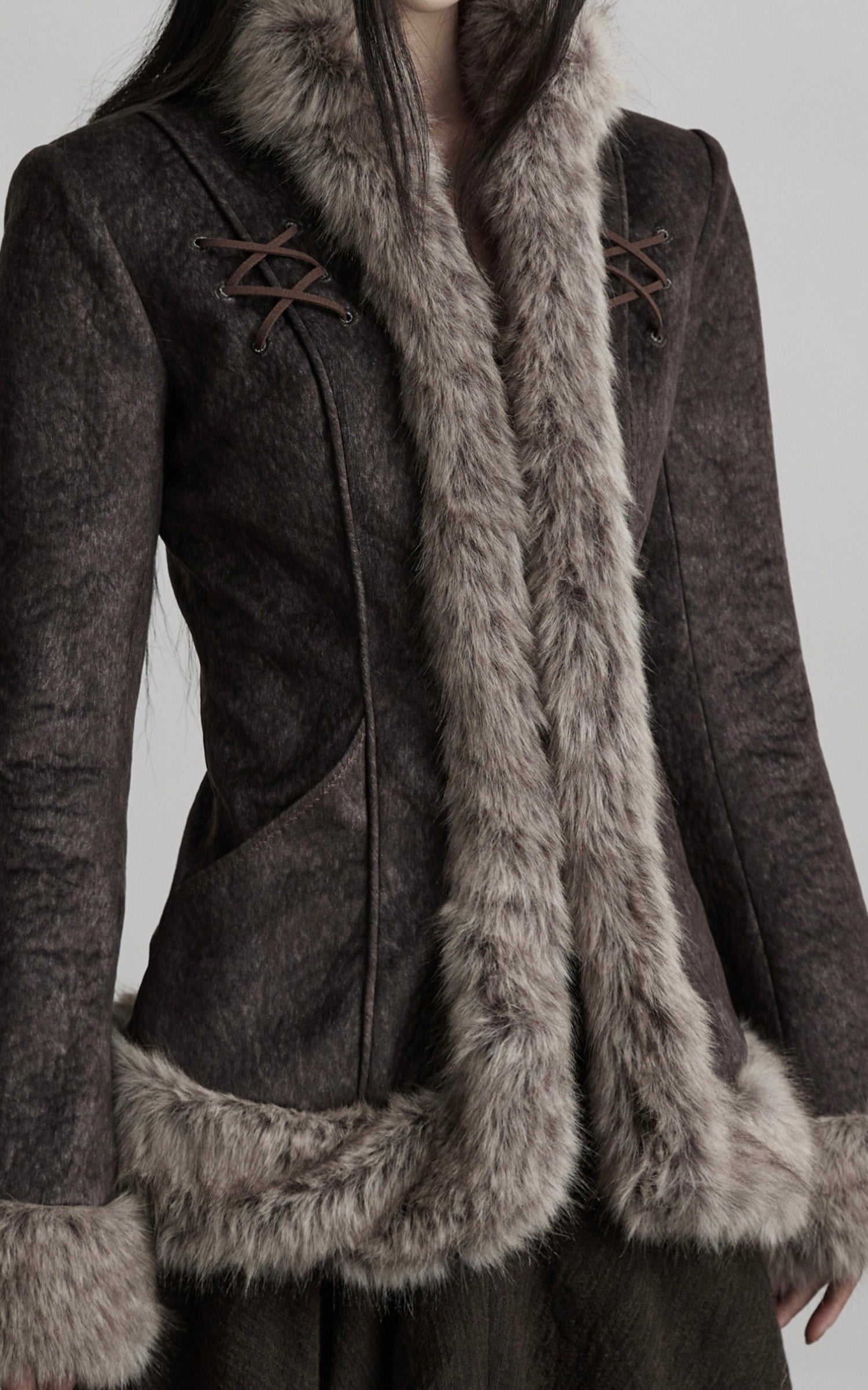 <tc>INDULGE</tc> フェイクファー付きテクスチャージャケット クロスレースディテール