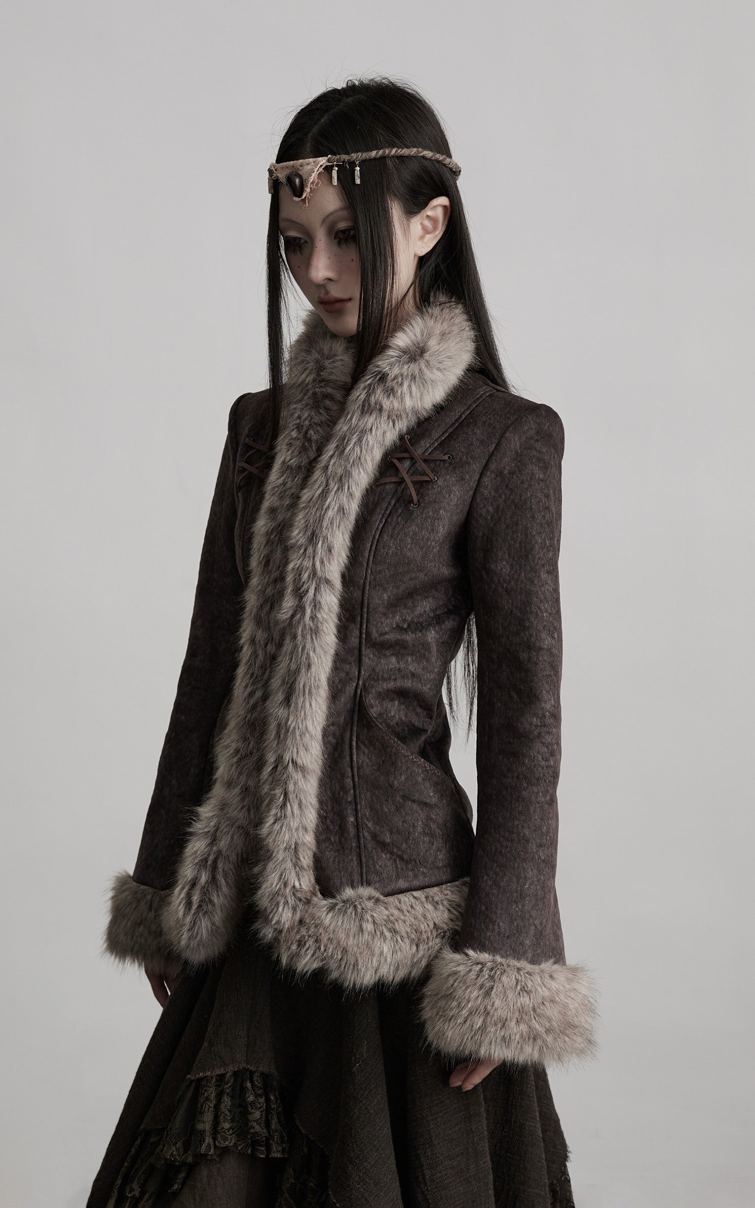 <tc>INDULGE</tc> フェイクファー付きテクスチャージャケット クロスレースディテール