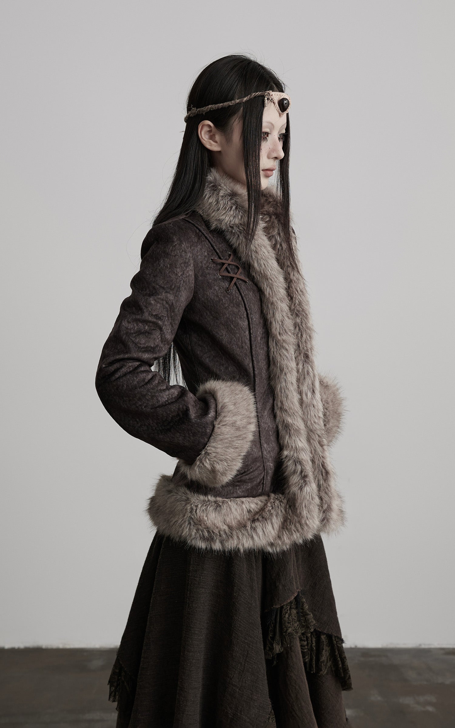 <tc>INDULGE</tc> フェイクファー付きテクスチャージャケット クロスレースディテール