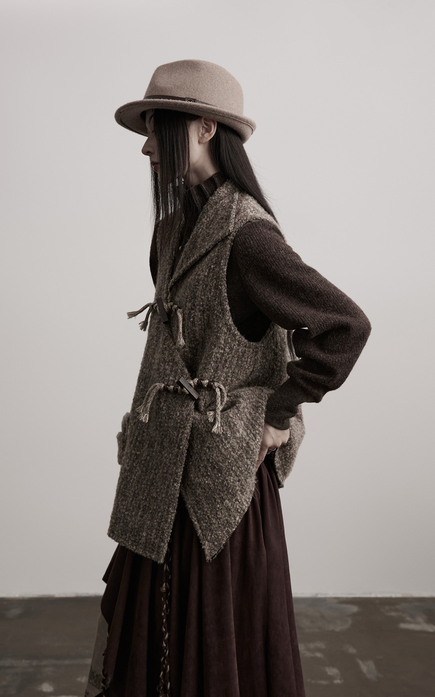 <tc>INDULGE</tc> アシンメトリックパネルと手作りのトグルディテール付きテクスチャードウールベスト