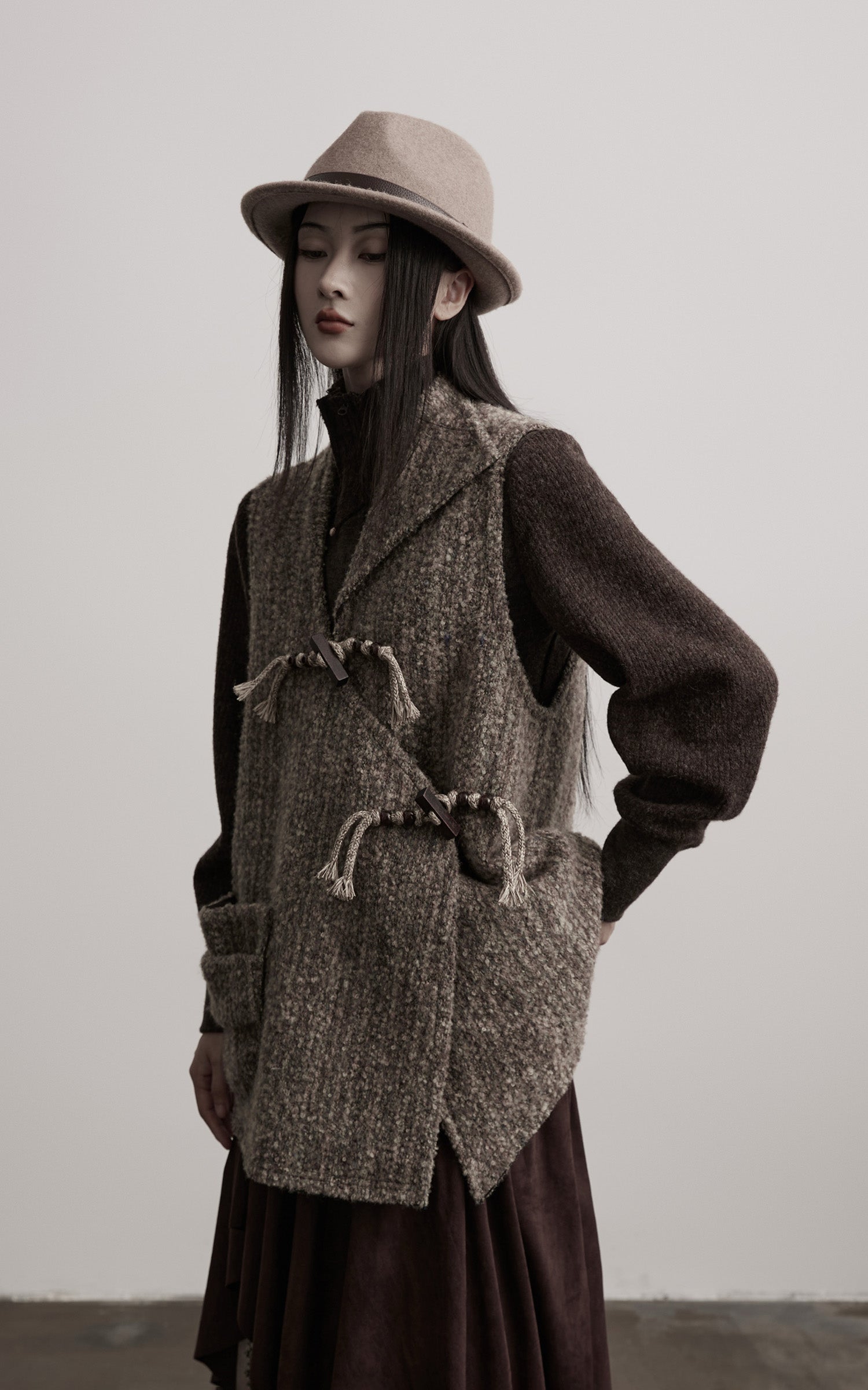 <tc>INDULGE</tc> アシンメトリックパネルと手作りのトグルディテール付きテクスチャードウールベスト