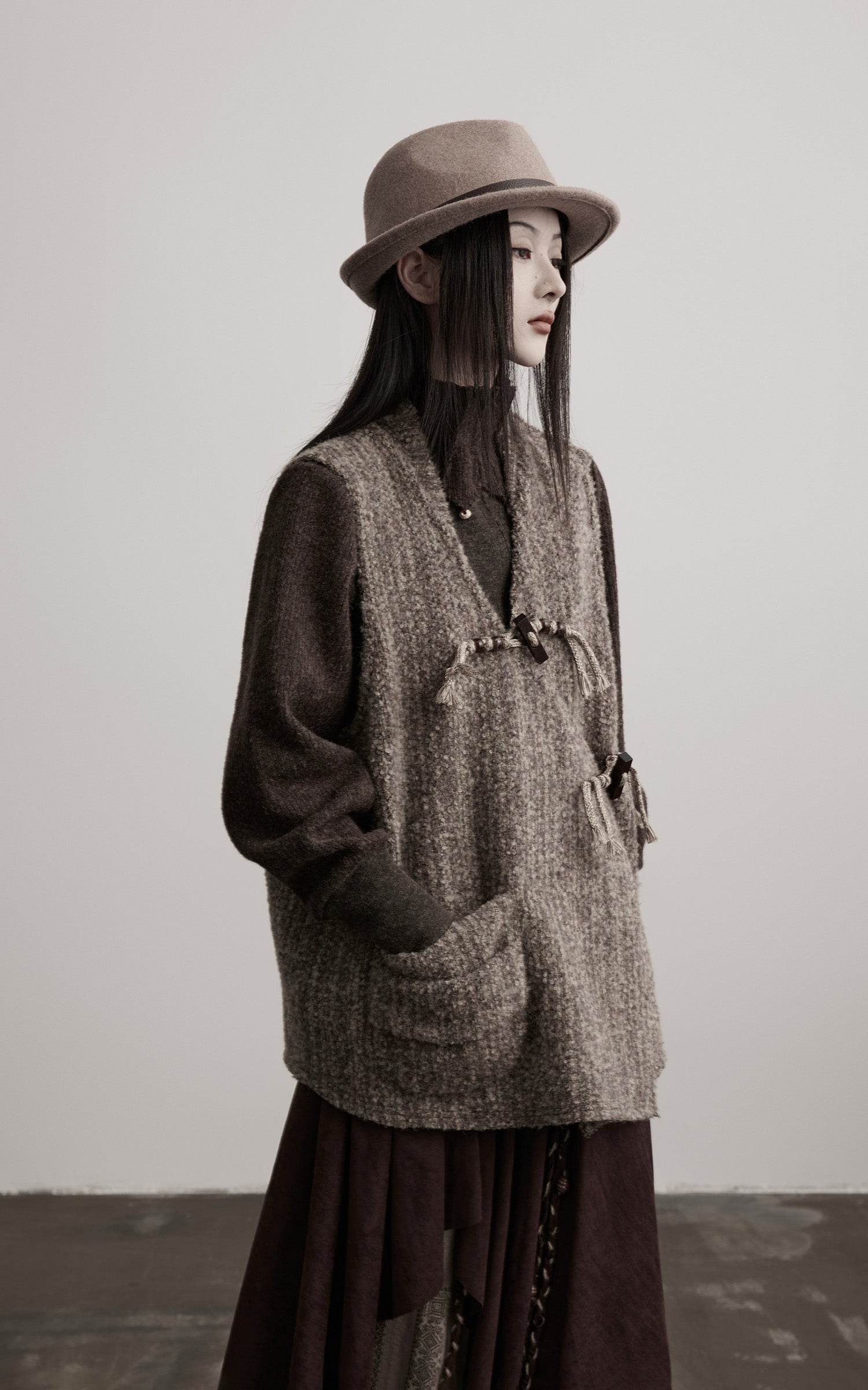 <tc>INDULGE</tc> アシンメトリックパネルと手作りのトグルディテール付きテクスチャードウールベスト