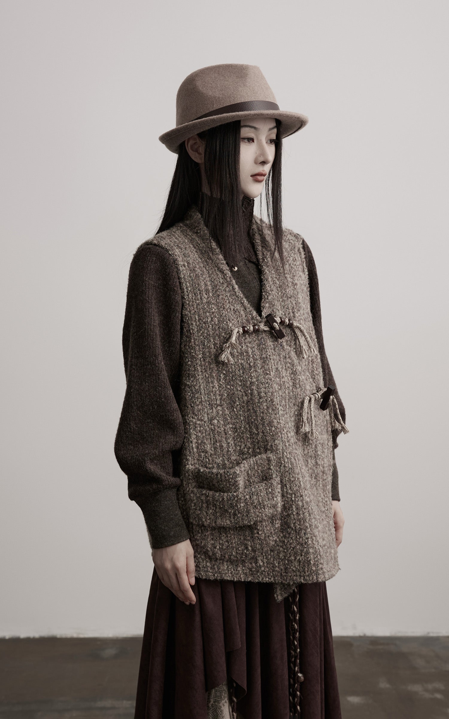 <tc>INDULGE</tc> アシンメトリックパネルと手作りのトグルディテール付きテクスチャードウールベスト