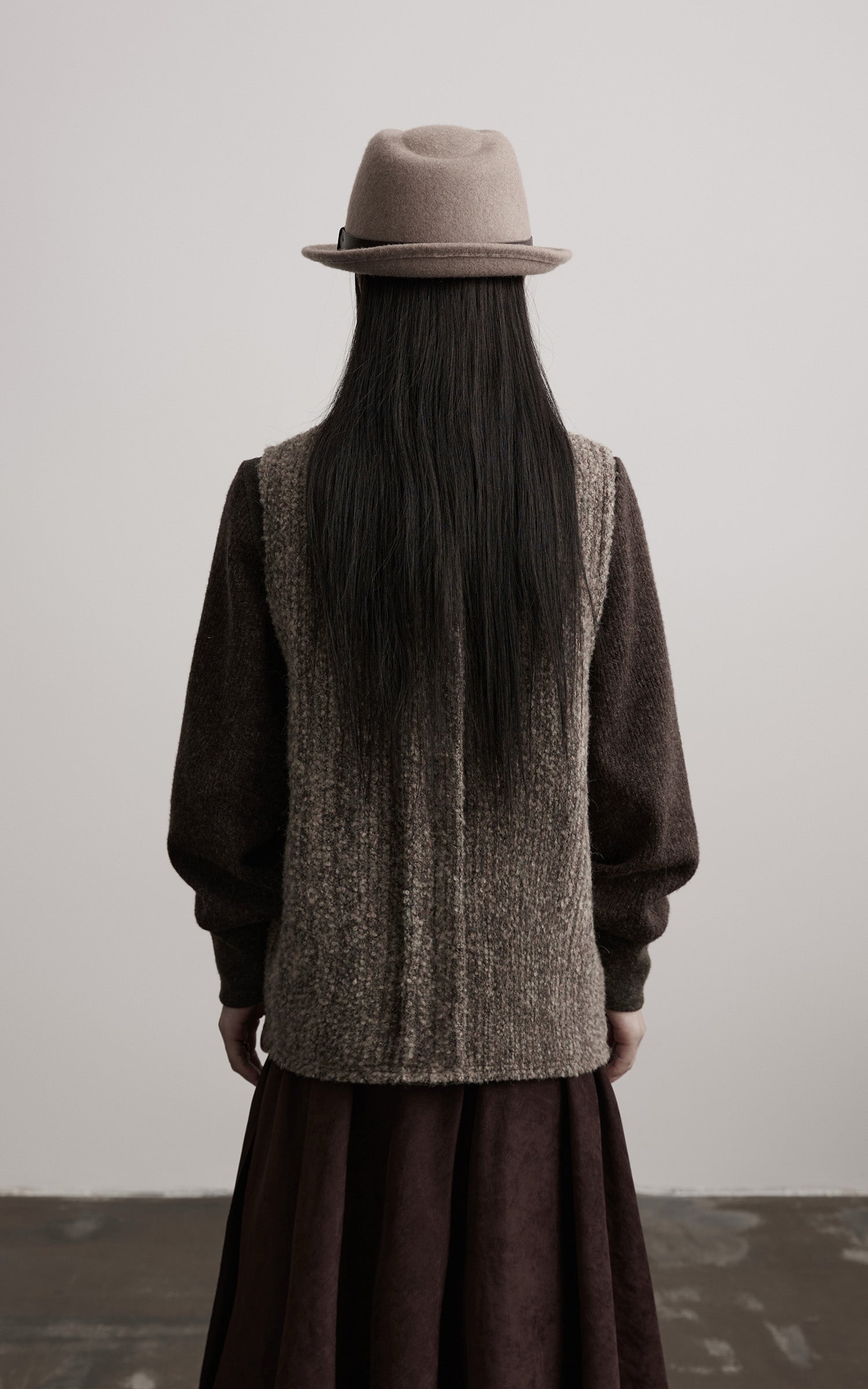 <tc>INDULGE</tc> アシンメトリックパネルと手作りのトグルディテール付きテクスチャードウールベスト