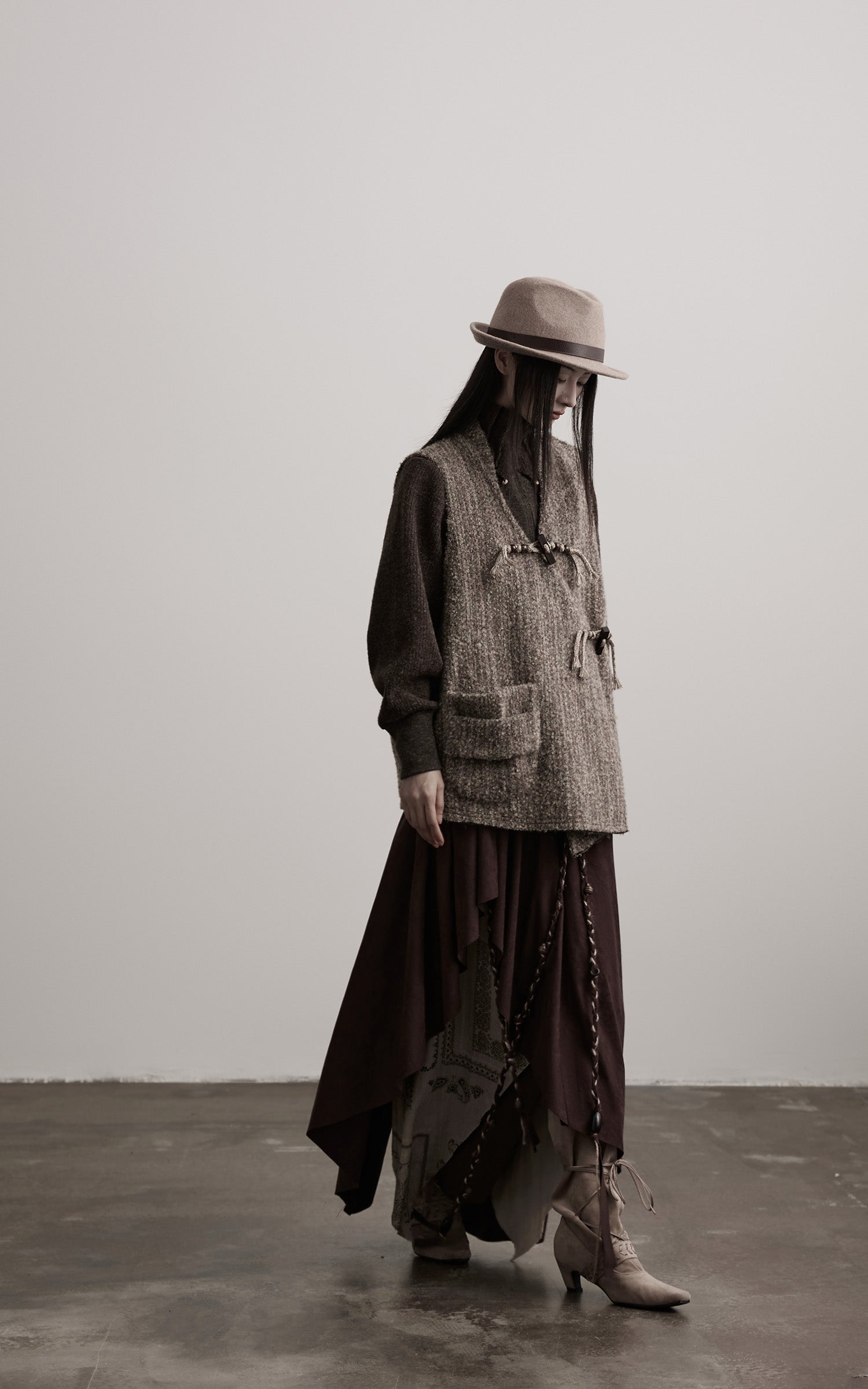 <tc>INDULGE</tc> アシンメトリックパネルと手作りのトグルディテール付きテクスチャードウールベスト