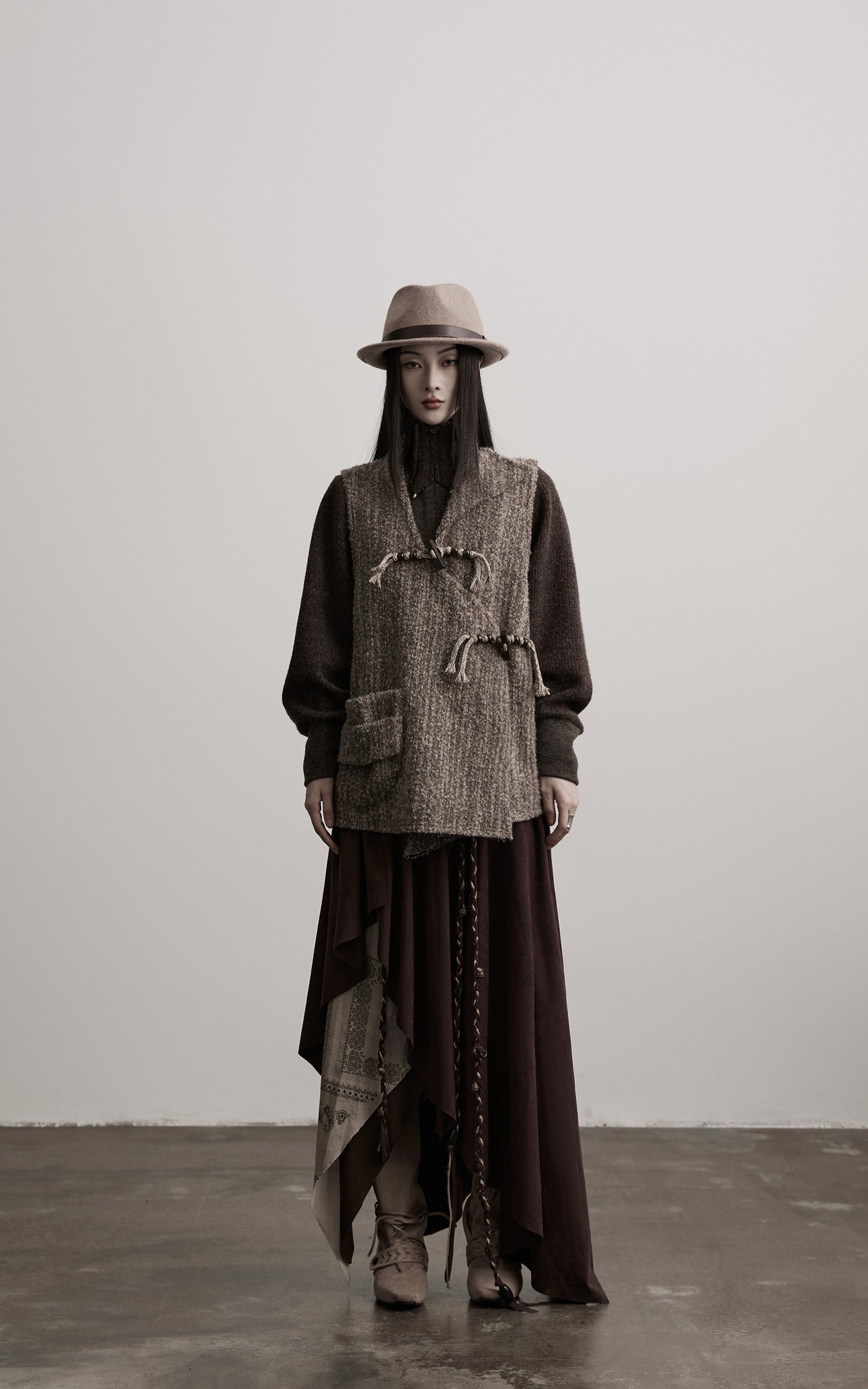 <tc>INDULGE</tc> アシンメトリックパネルと手作りのトグルディテール付きテクスチャードウールベスト