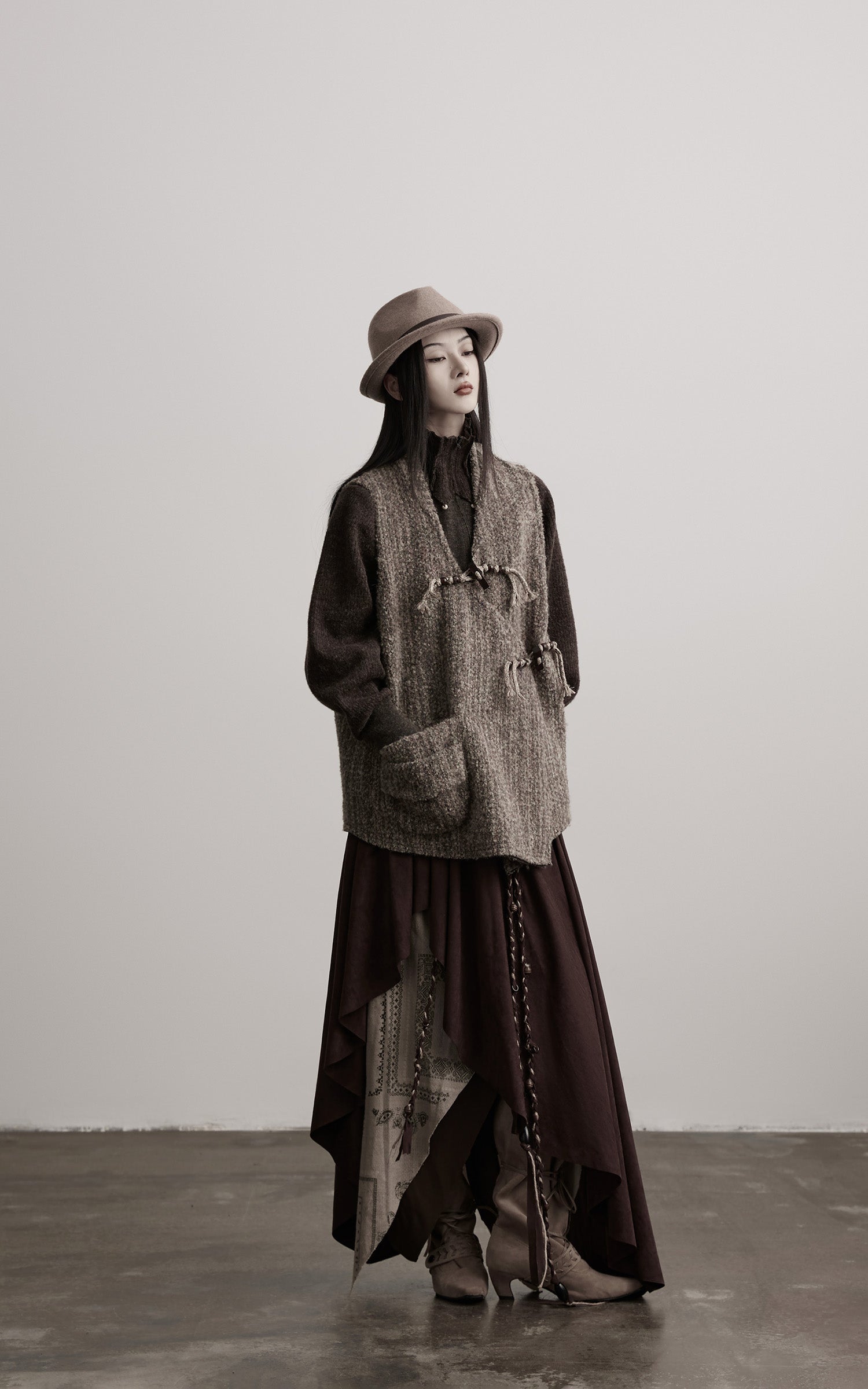 <tc>INDULGE</tc> アシンメトリックパネルと手作りのトグルディテール付きテクスチャードウールベスト