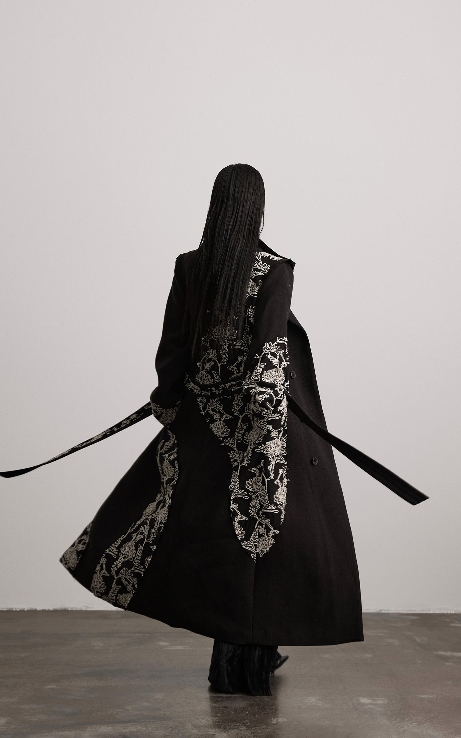 <tc>INDULGE</tc> Manteau long asymétrique brodé