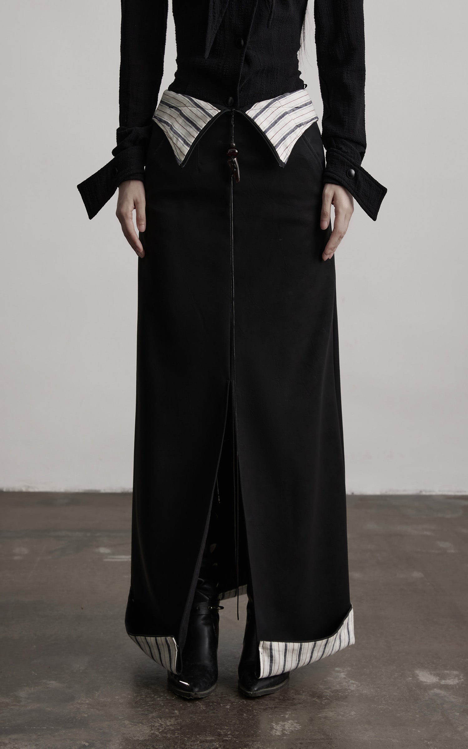 <tc>INDULGE</tc> コントラストヘム付きハイウエストストラクチャーマキシスカート