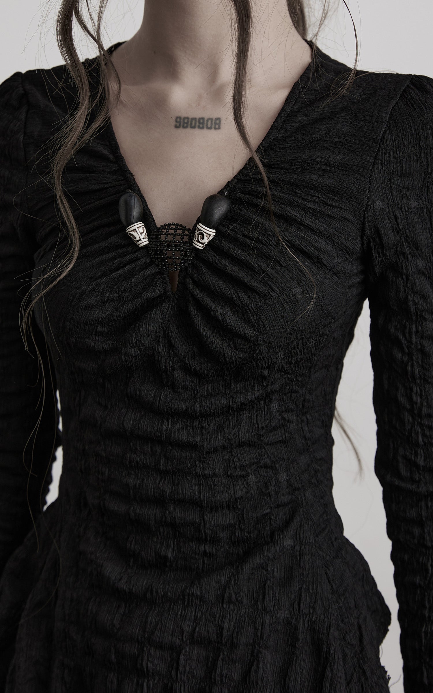 <tc>INDULGE</tc> Strukturierte, geraffte, dekonstruierte Langarm-T-Shirt