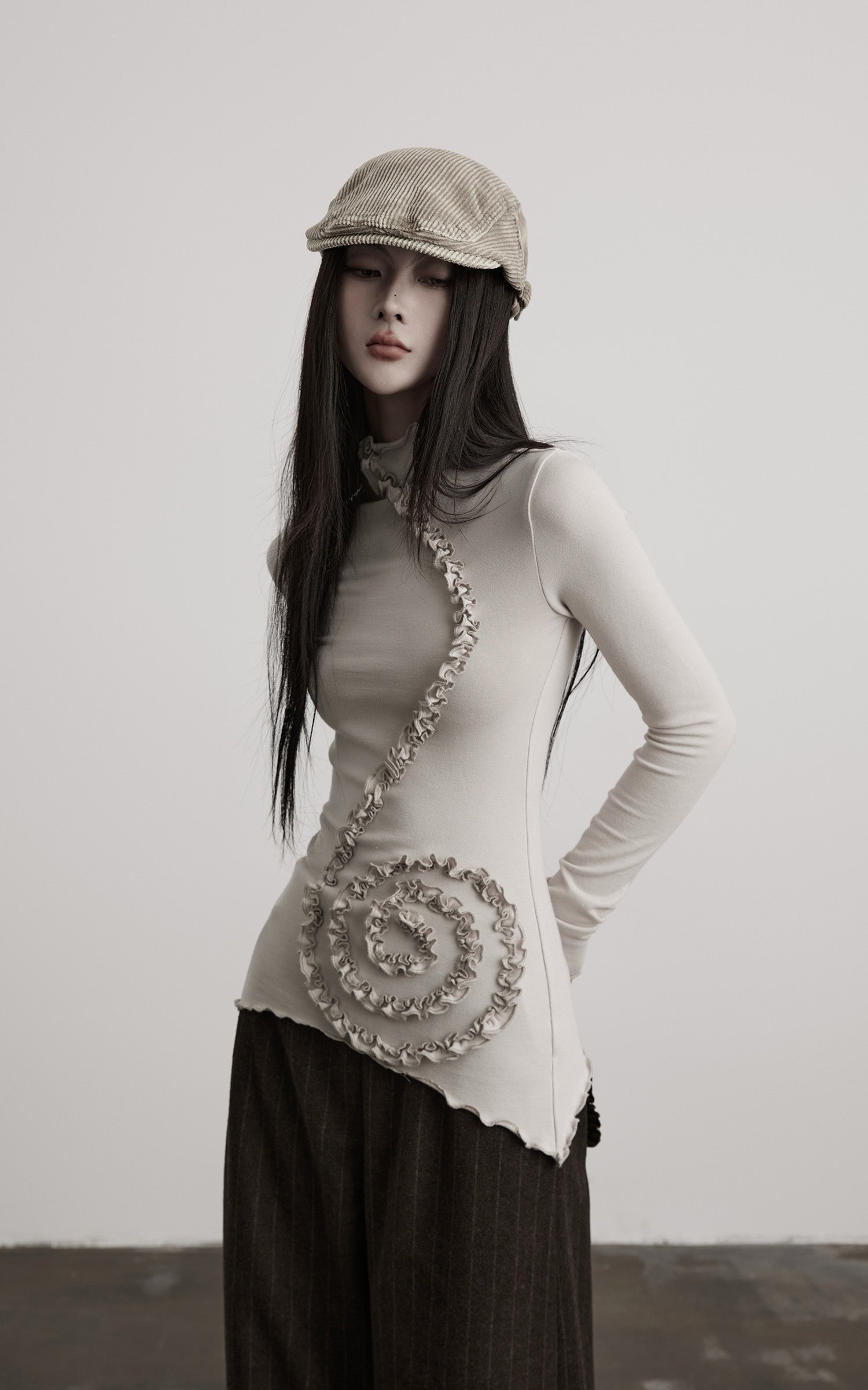 <tc>INDULGE</tc> Asymmetrisches, gerafftes Langarmshirt mit hohem Kragen