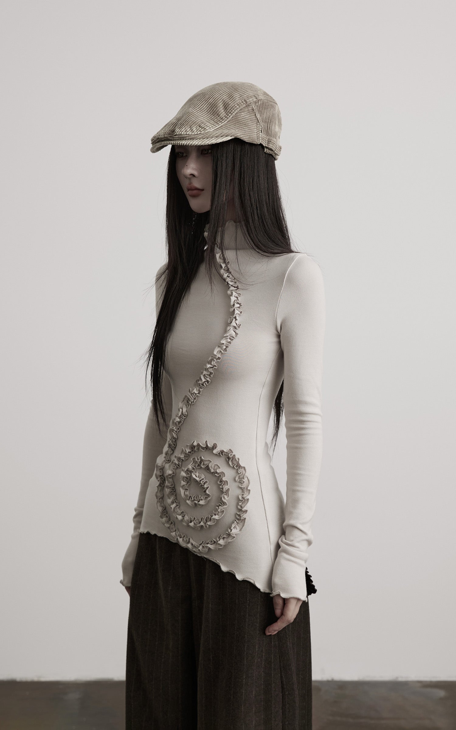 <tc>INDULGE</tc> Asymmetrisches, gerafftes Langarmshirt mit hohem Kragen