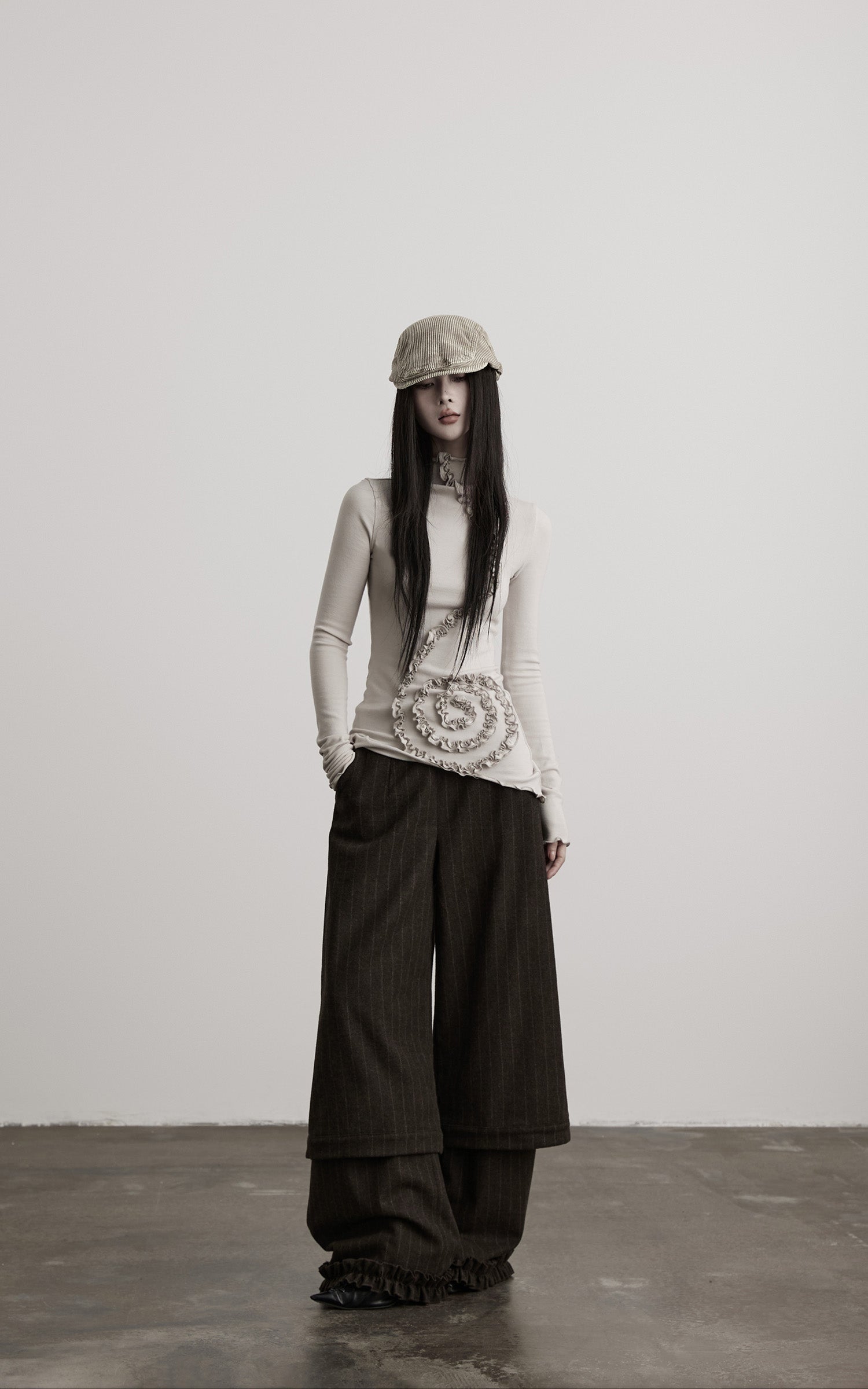 <tc>INDULGE</tc> Asymmetrisches, gerafftes Langarmshirt mit hohem Kragen