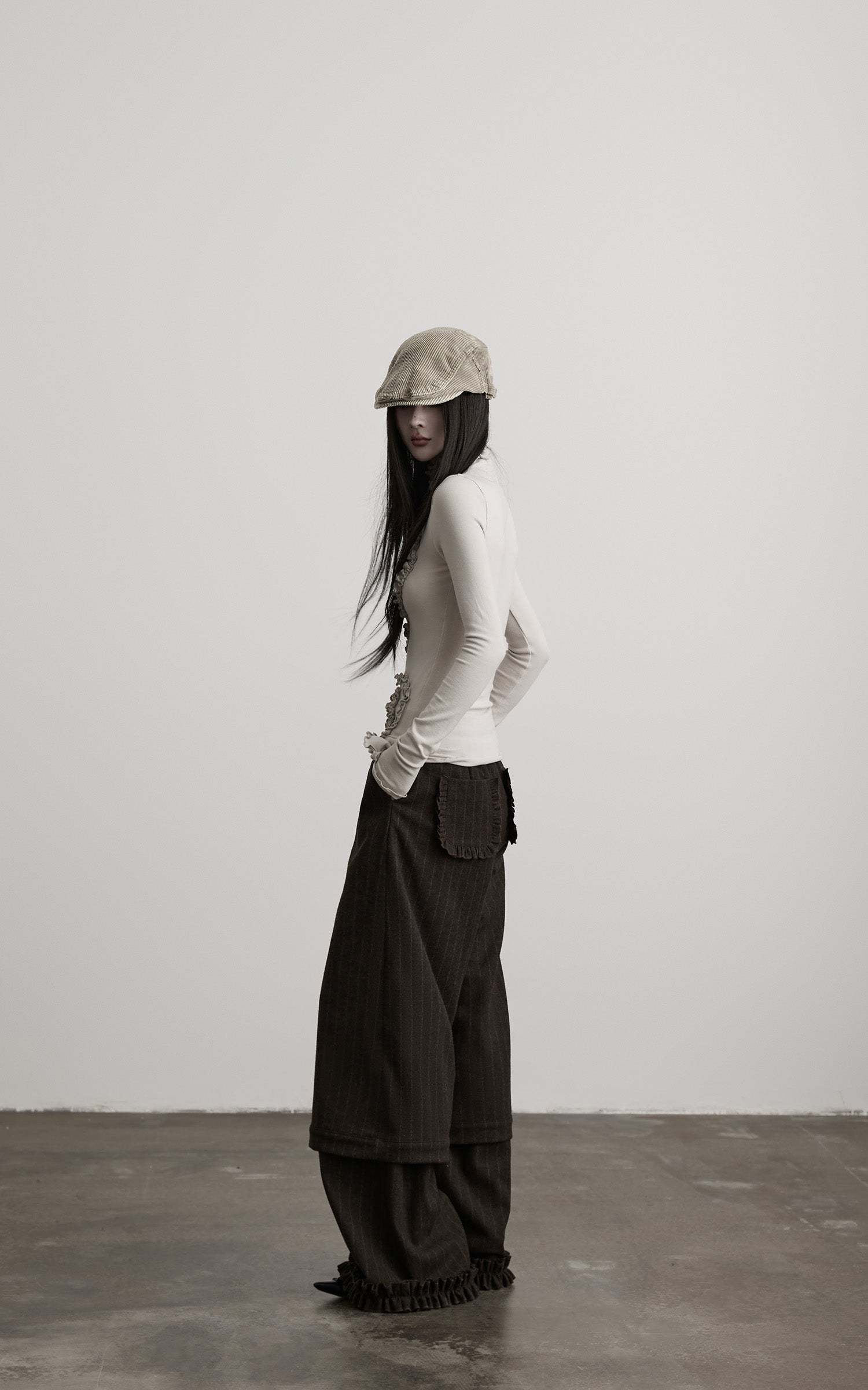 <tc>INDULGE</tc> Asymmetrisches, gerafftes Langarmshirt mit hohem Kragen