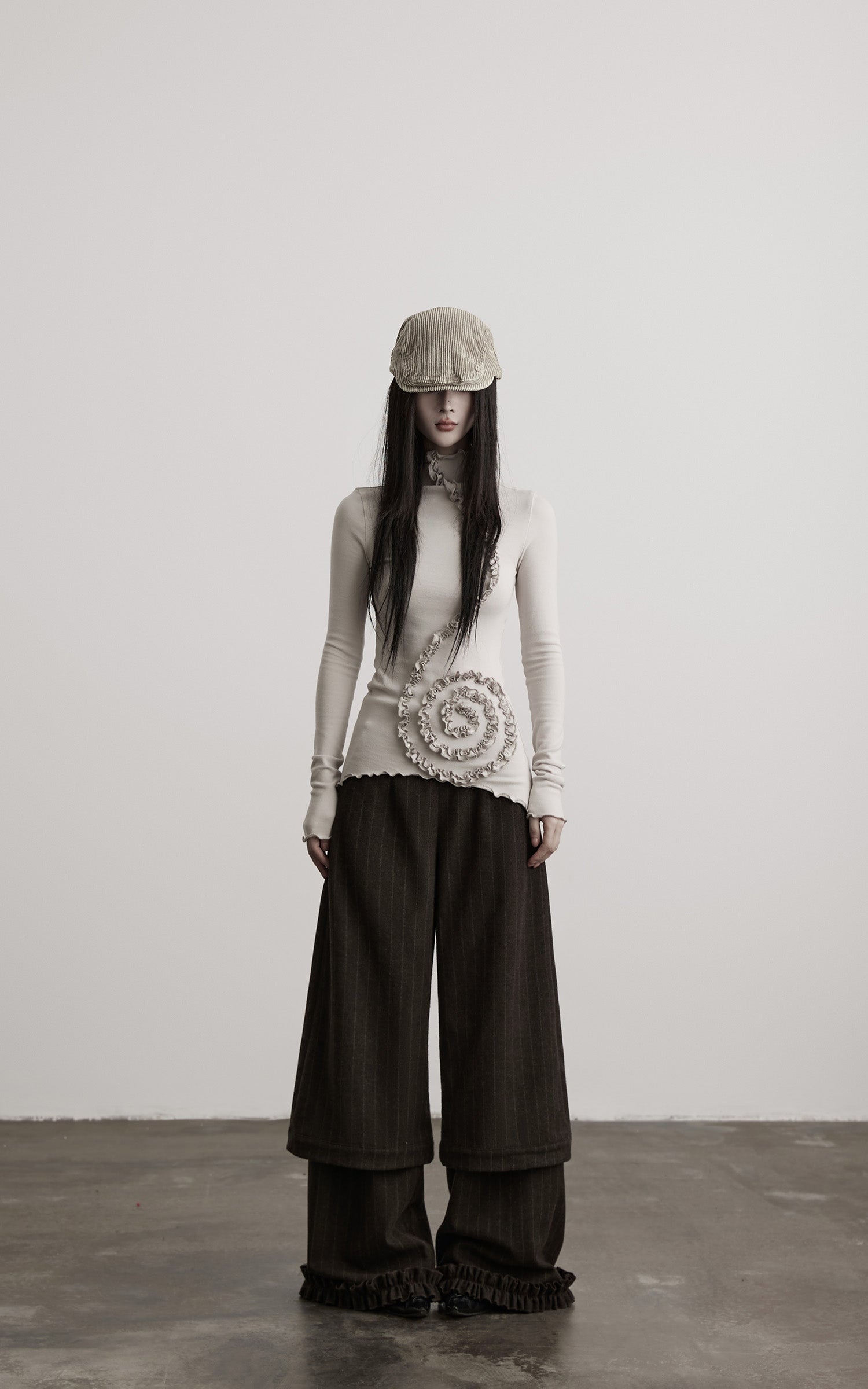 <tc>INDULGE</tc> Asymmetrisches, gerafftes Langarmshirt mit hohem Kragen