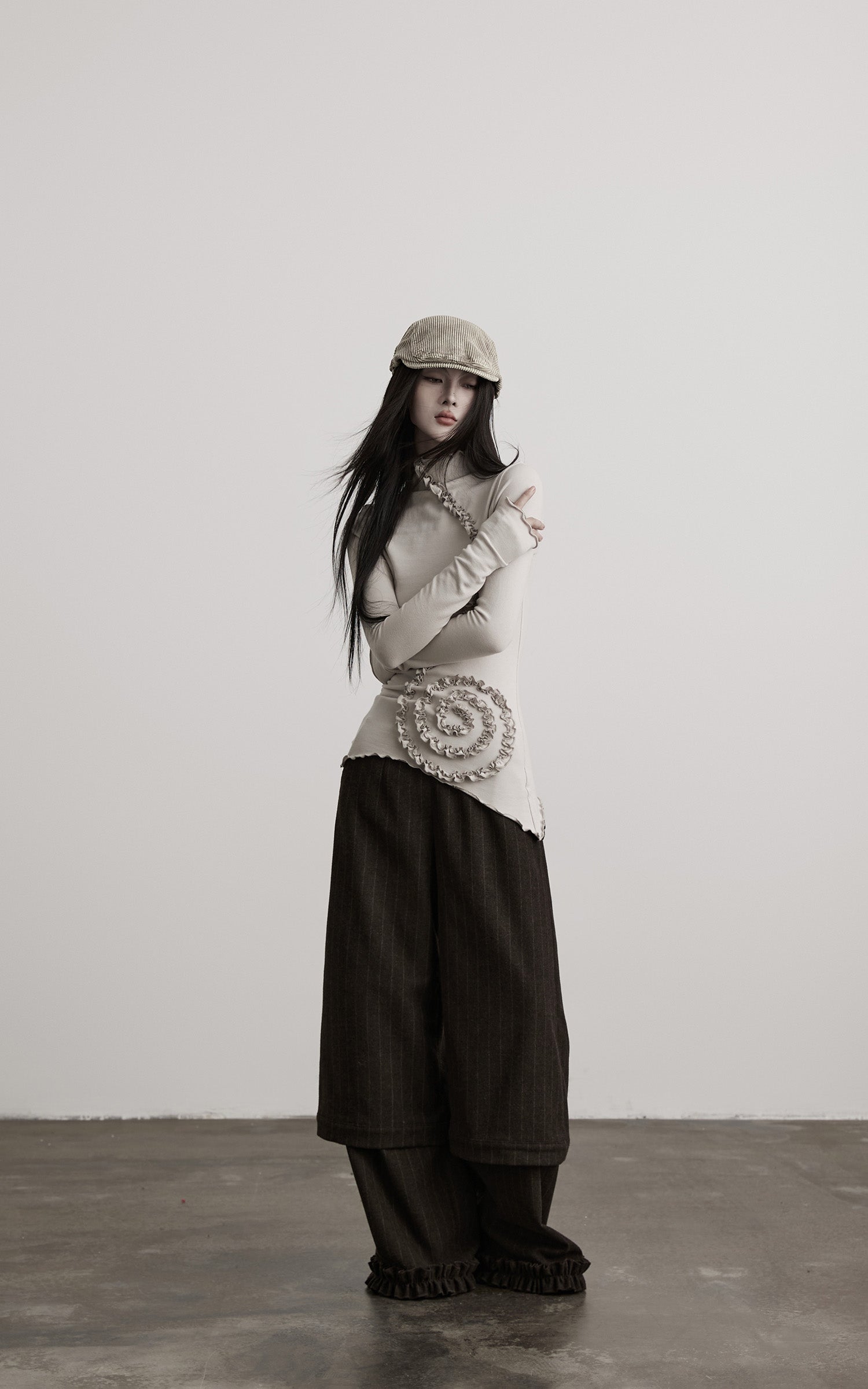 <tc>INDULGE</tc> Asymmetrisches, gerafftes Langarmshirt mit hohem Kragen