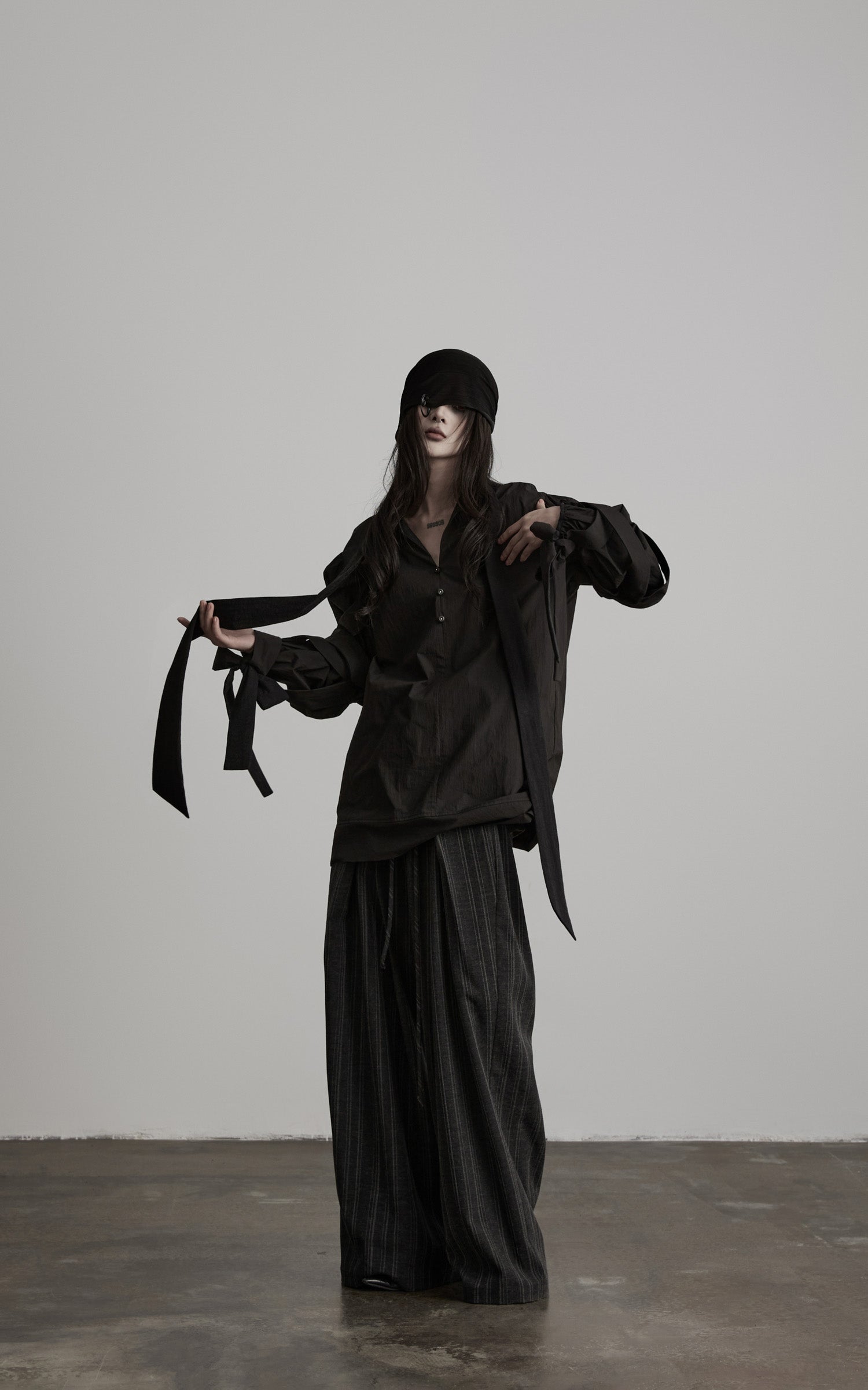 <tc>DOINDULGE</tc> 彫刻的リボンスリーブハイネックシャツ