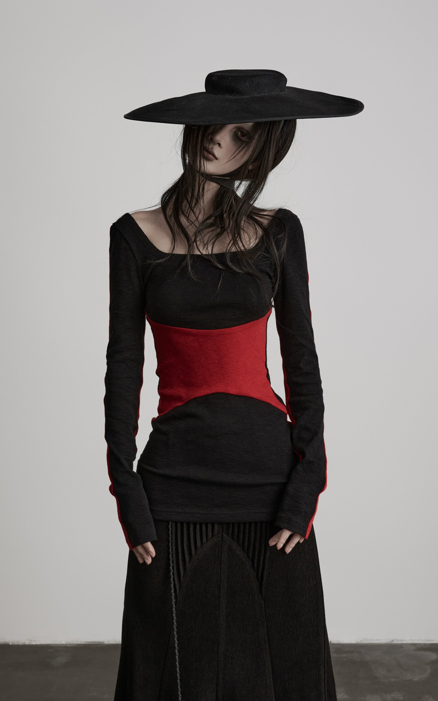 <tc>DOINDULGE</tc> 彫刻的コントラストパネルロングスリーブTシャツ