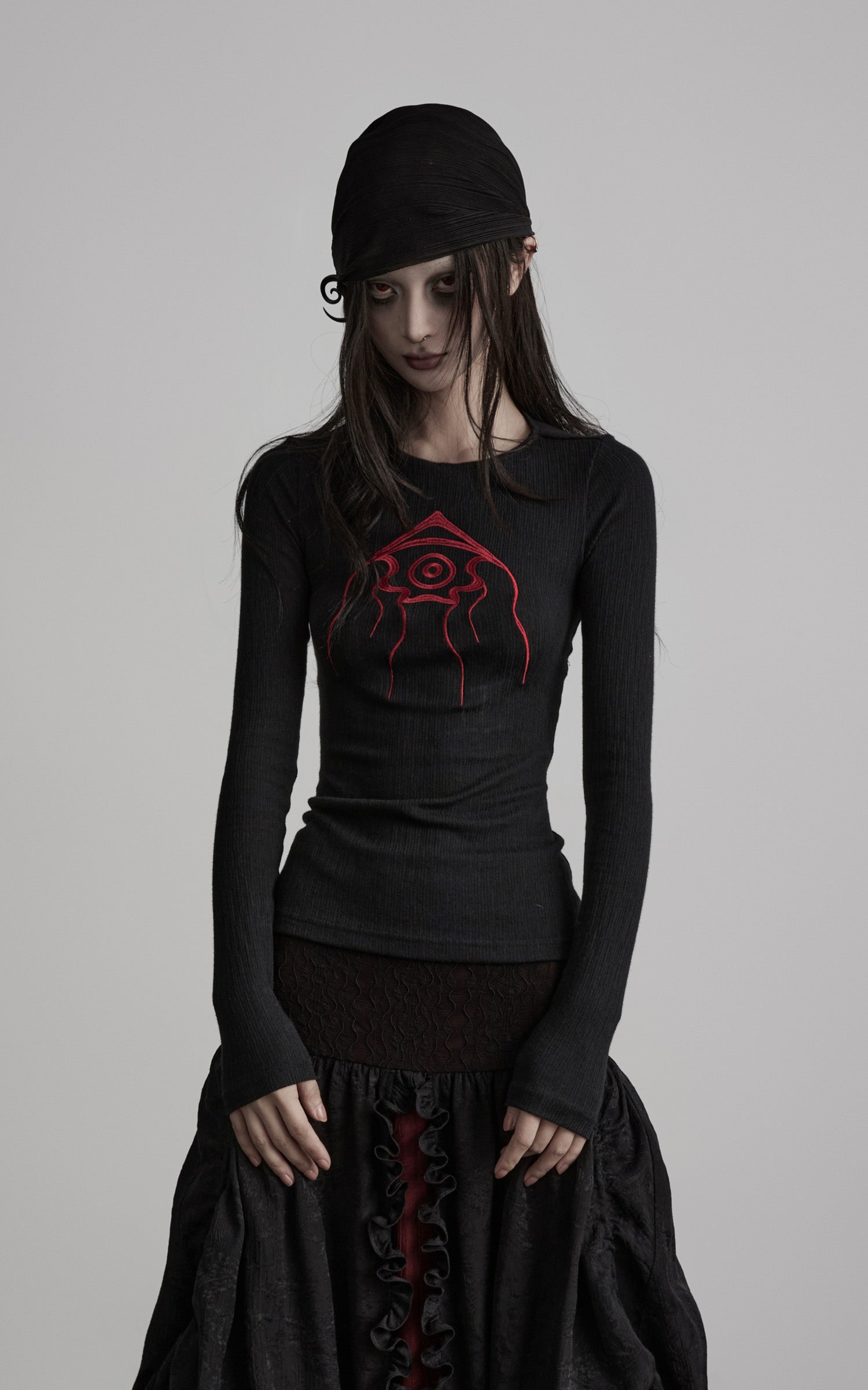<tc><tc>DOINDULGE</tc></tc> T-shirt à manches longues côtelé avec motif œil brodé