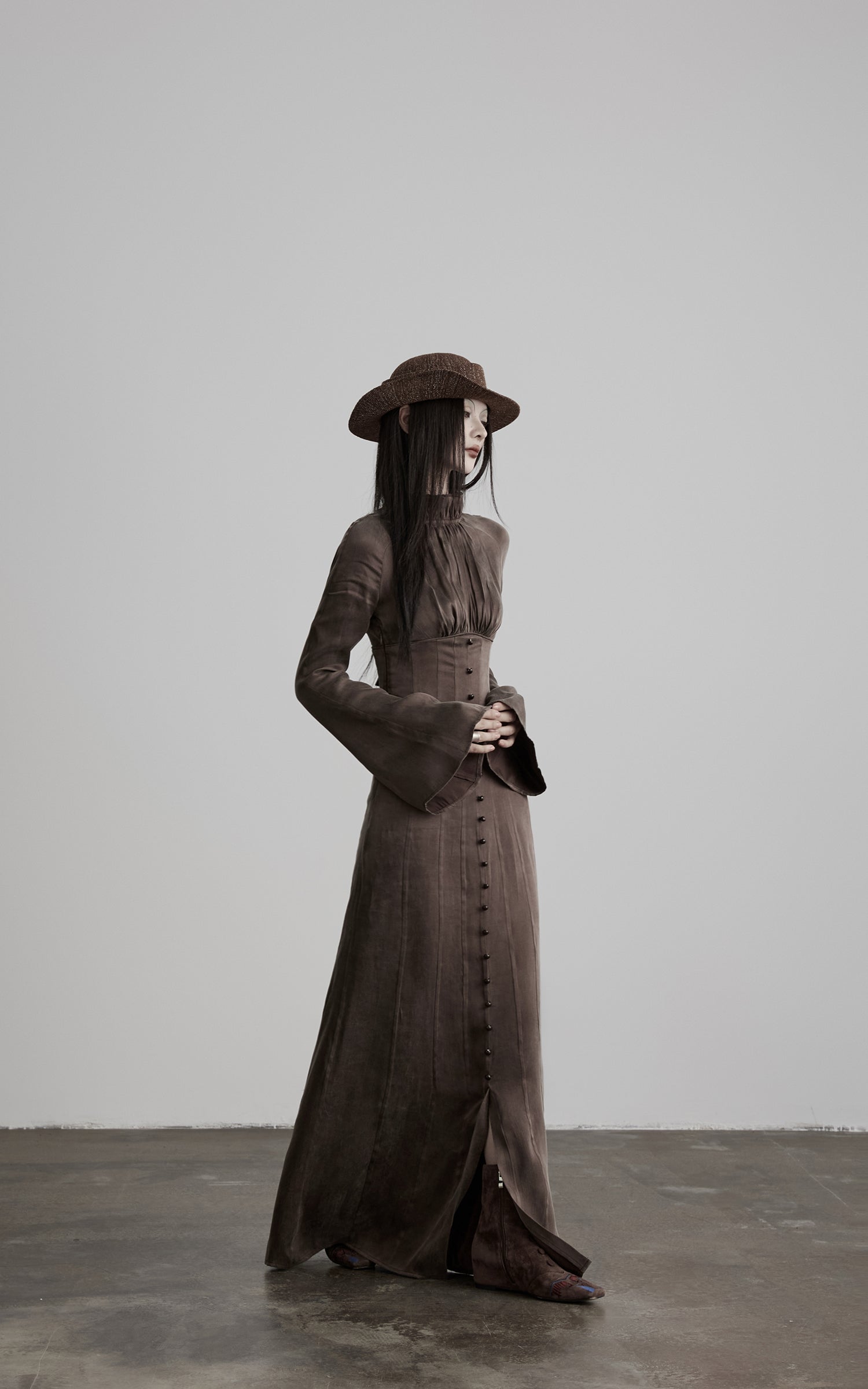 <tc><tc>DOINDULGE</tc></tc> Robe longue gothique à manches évasées et col montant froncé