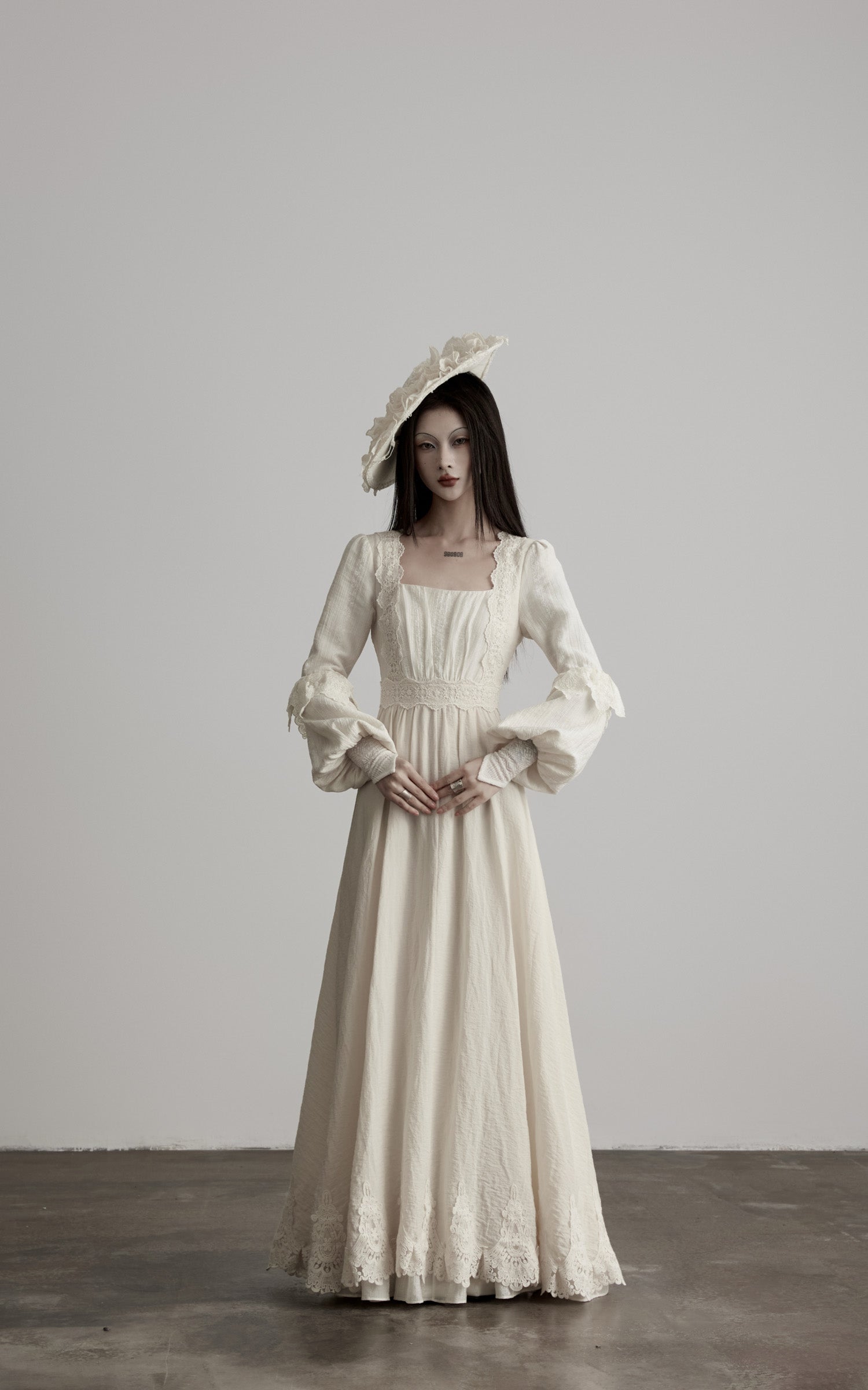 <tc>DOINDULGE</tc> Spitzenkleid mit Struktur und eckigem Ausschnitt, lang
