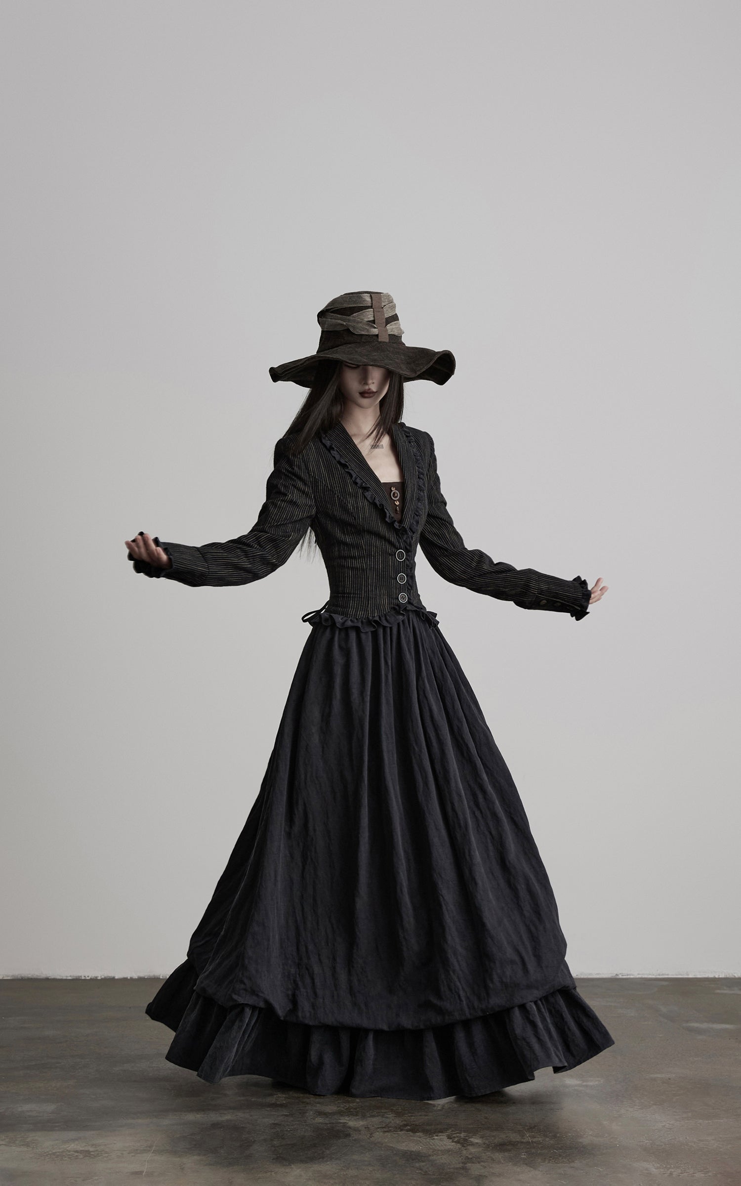 <tc>DOINDULGE</tc> Robe longue gothique structurée à rayures fines