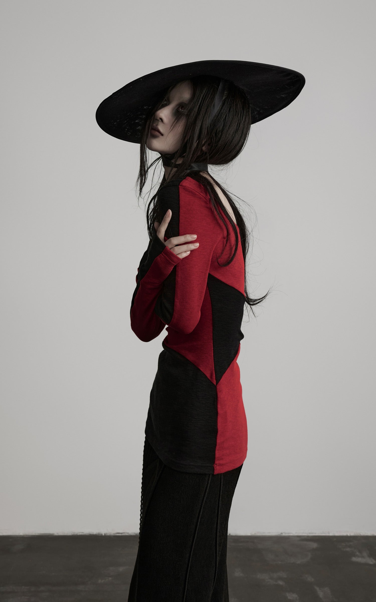 <tc>DOINDULGE</tc> 彫刻的コントラストパネルロングスリーブTシャツ