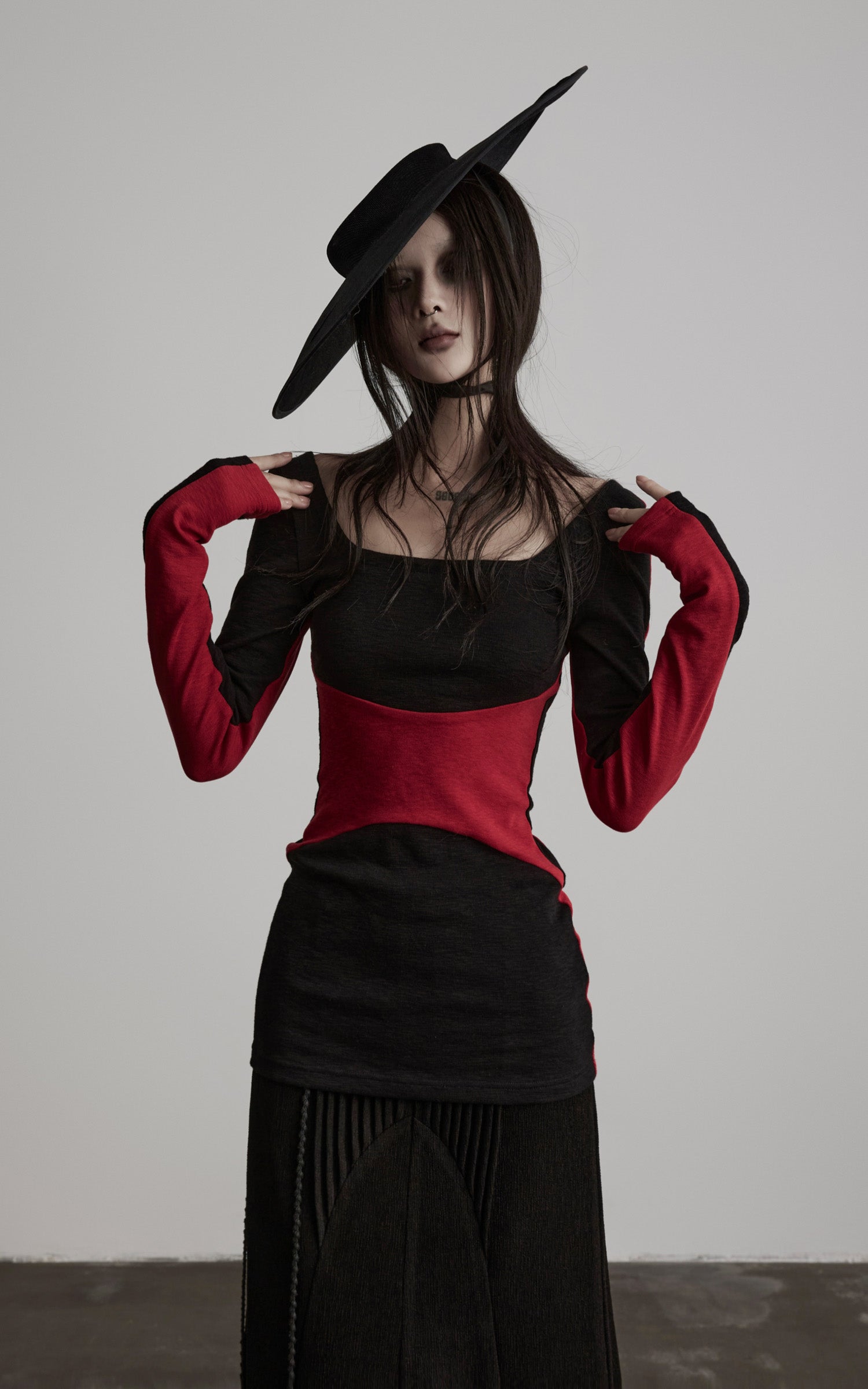 <tc>DOINDULGE</tc> 彫刻的コントラストパネルロングスリーブTシャツ