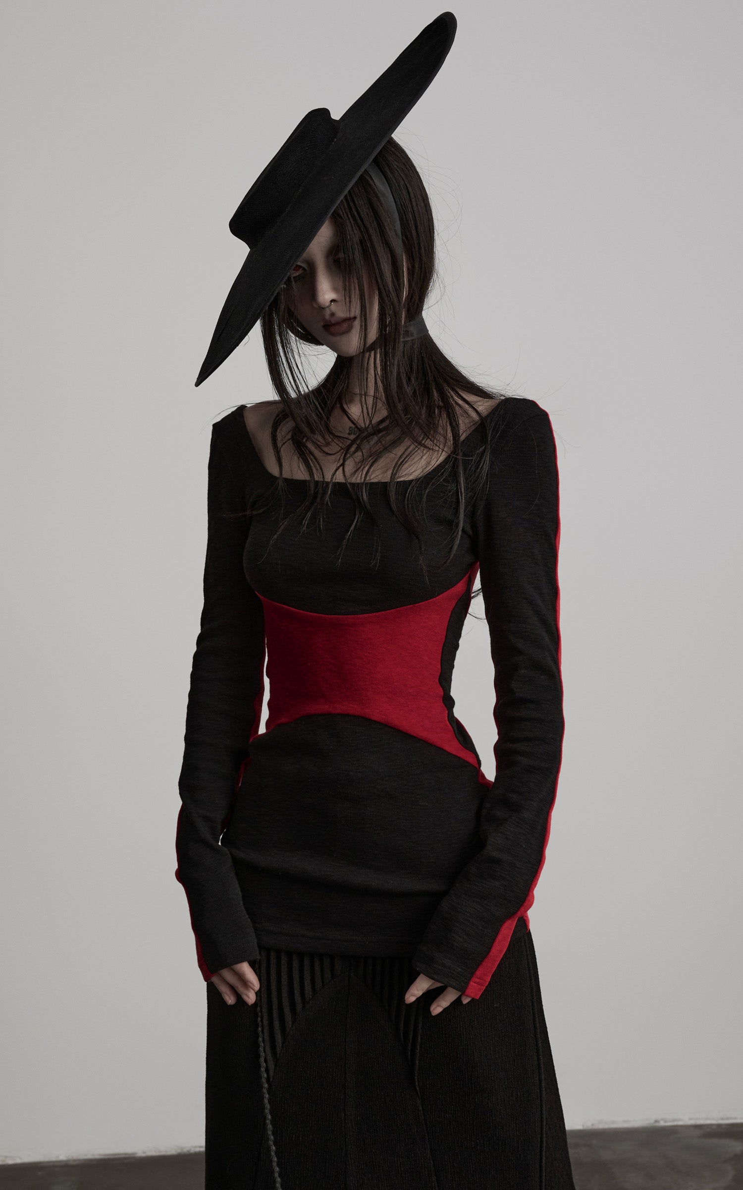 <tc>DOINDULGE</tc> 彫刻的コントラストパネルロングスリーブTシャツ