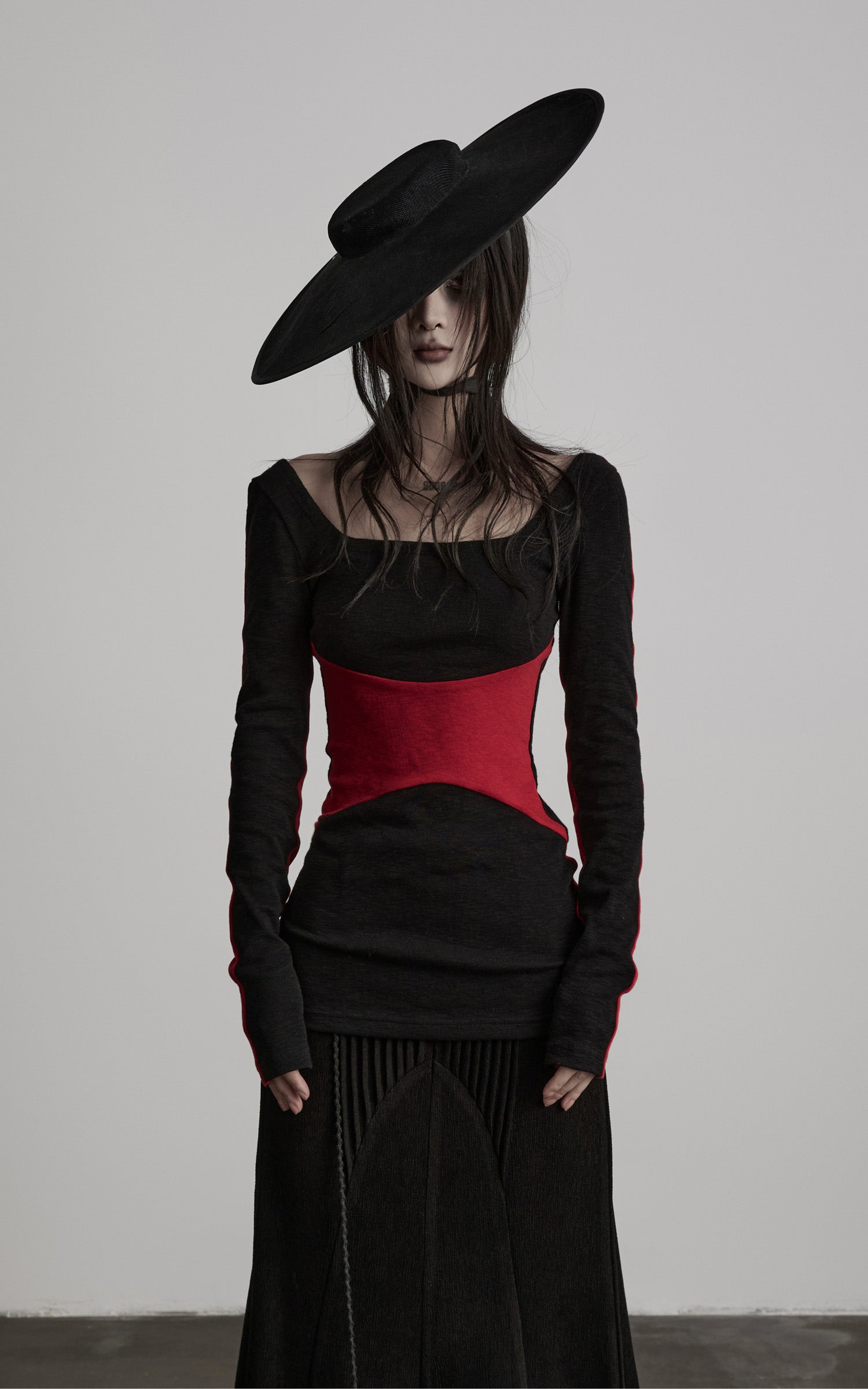<tc>DOINDULGE</tc> 彫刻的コントラストパネルロングスリーブTシャツ