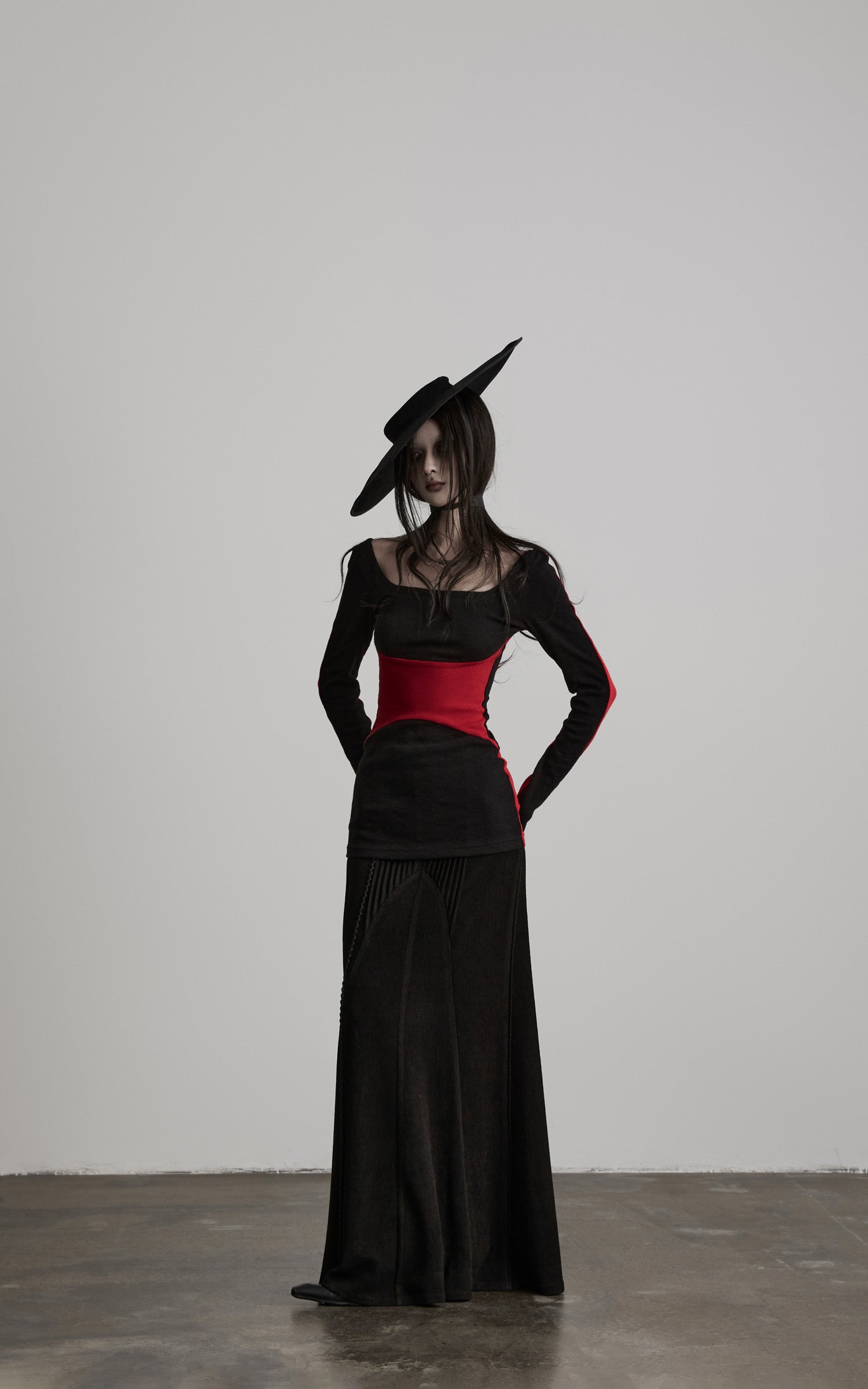 <tc>DOINDULGE</tc> 彫刻的コントラストパネルロングスリーブTシャツ
