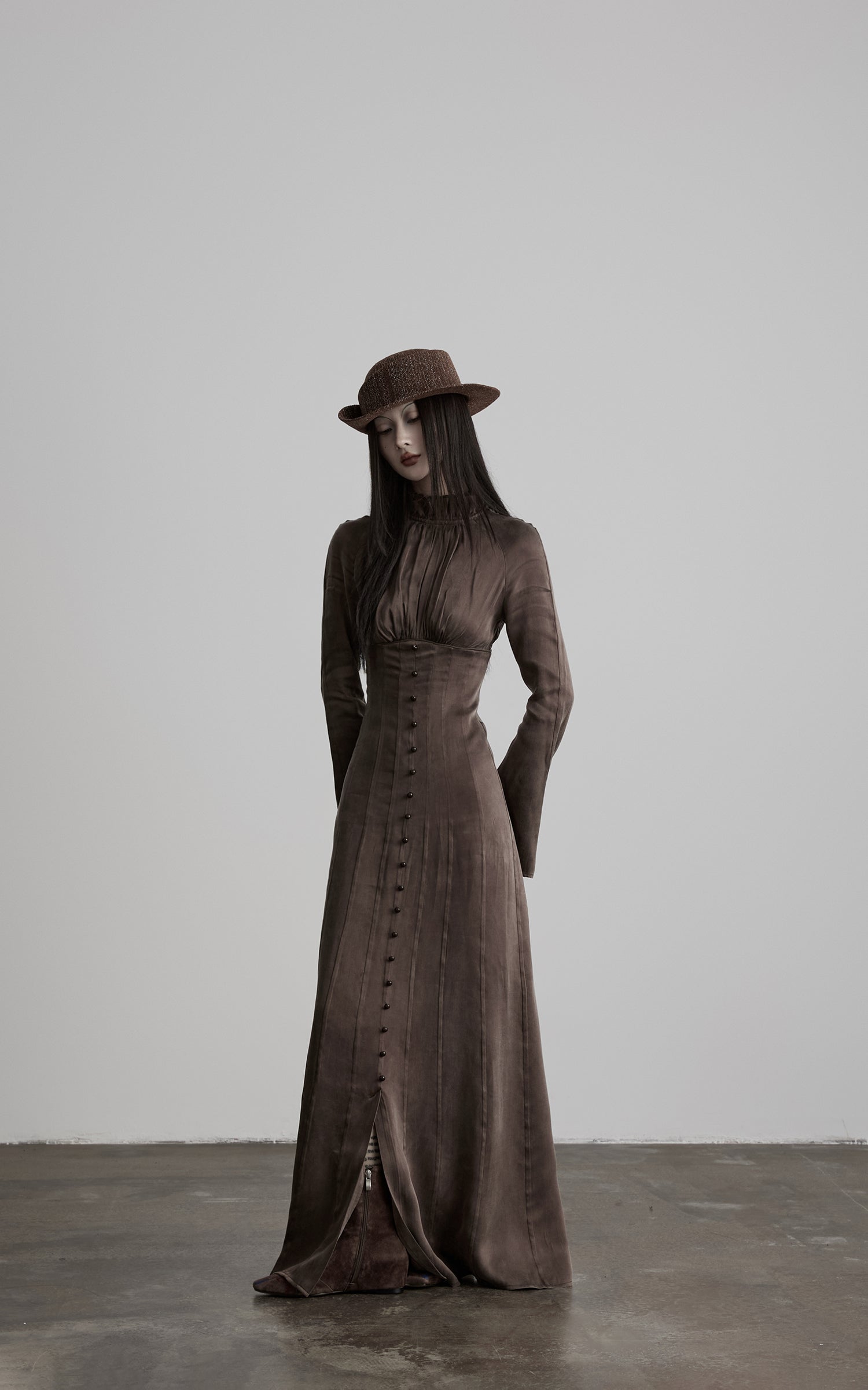 <tc><tc>DOINDULGE</tc></tc> Robe longue gothique à manches évasées et col montant froncé