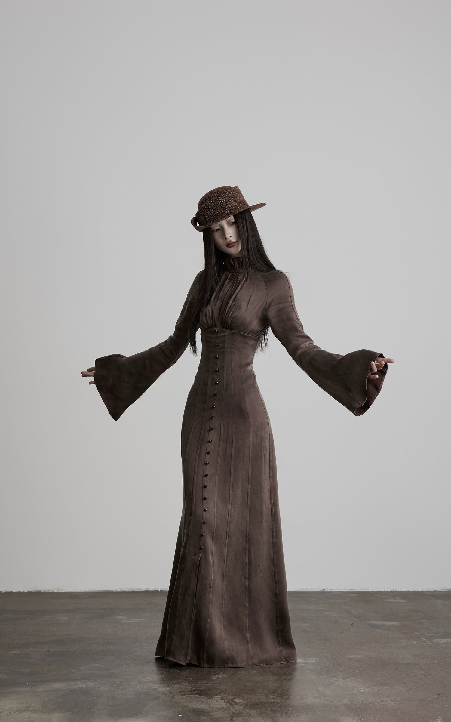 <tc><tc>DOINDULGE</tc></tc> Robe longue gothique à manches évasées et col montant froncé