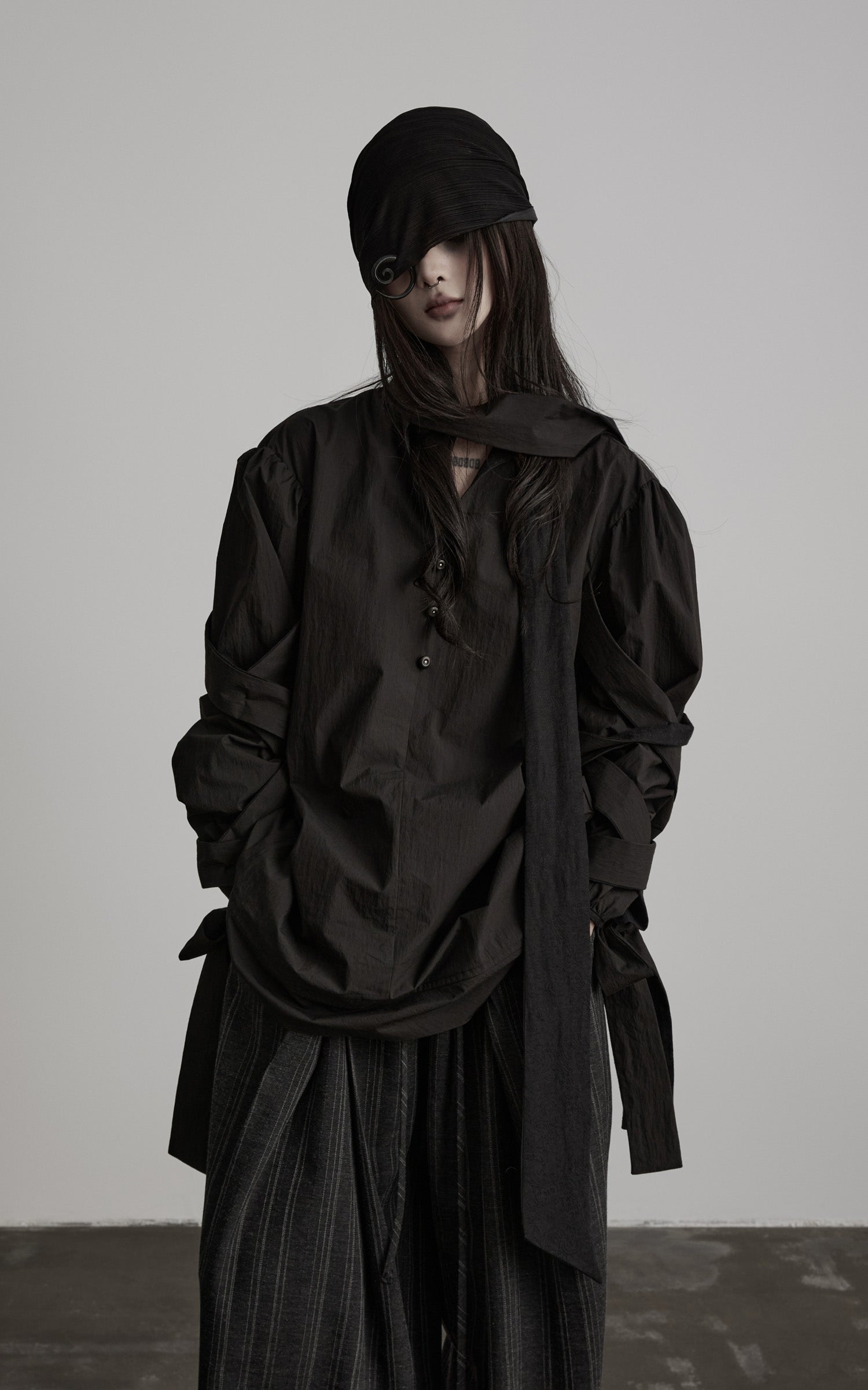 <tc>DOINDULGE</tc> 彫刻的リボンスリーブハイネックシャツ