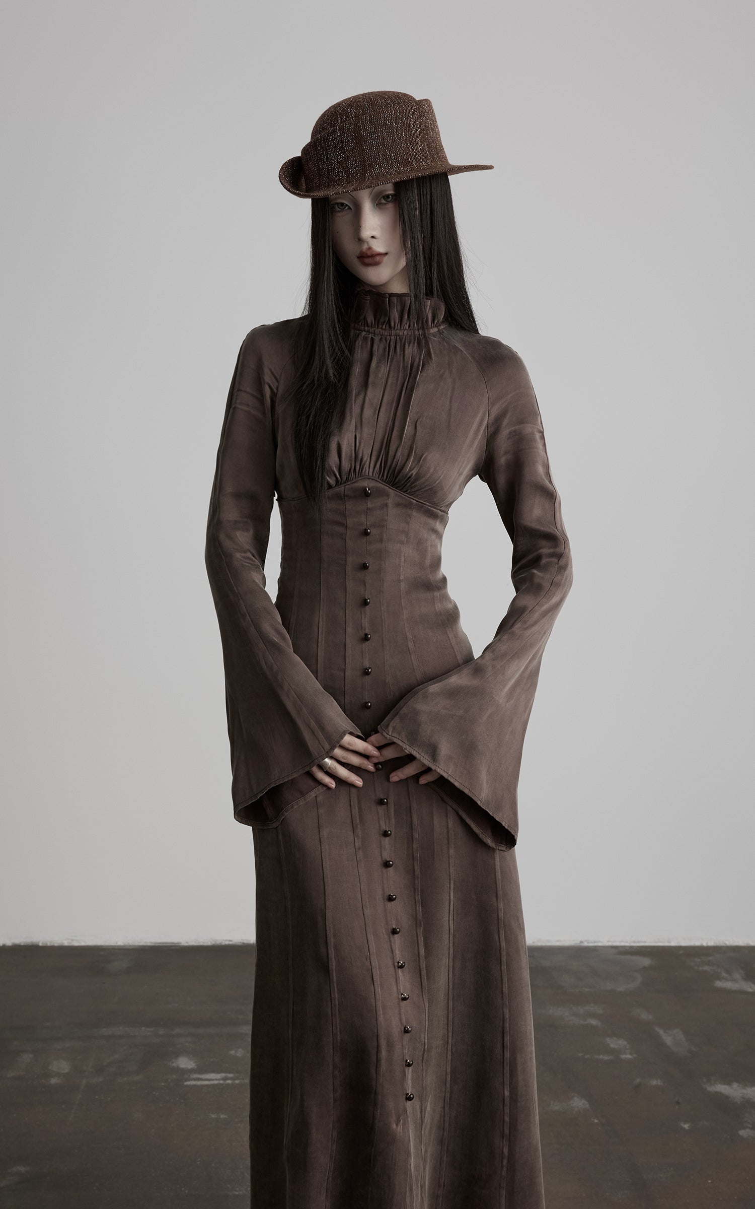 <tc><tc>DOINDULGE</tc></tc> Robe longue gothique à manches évasées et col montant froncé