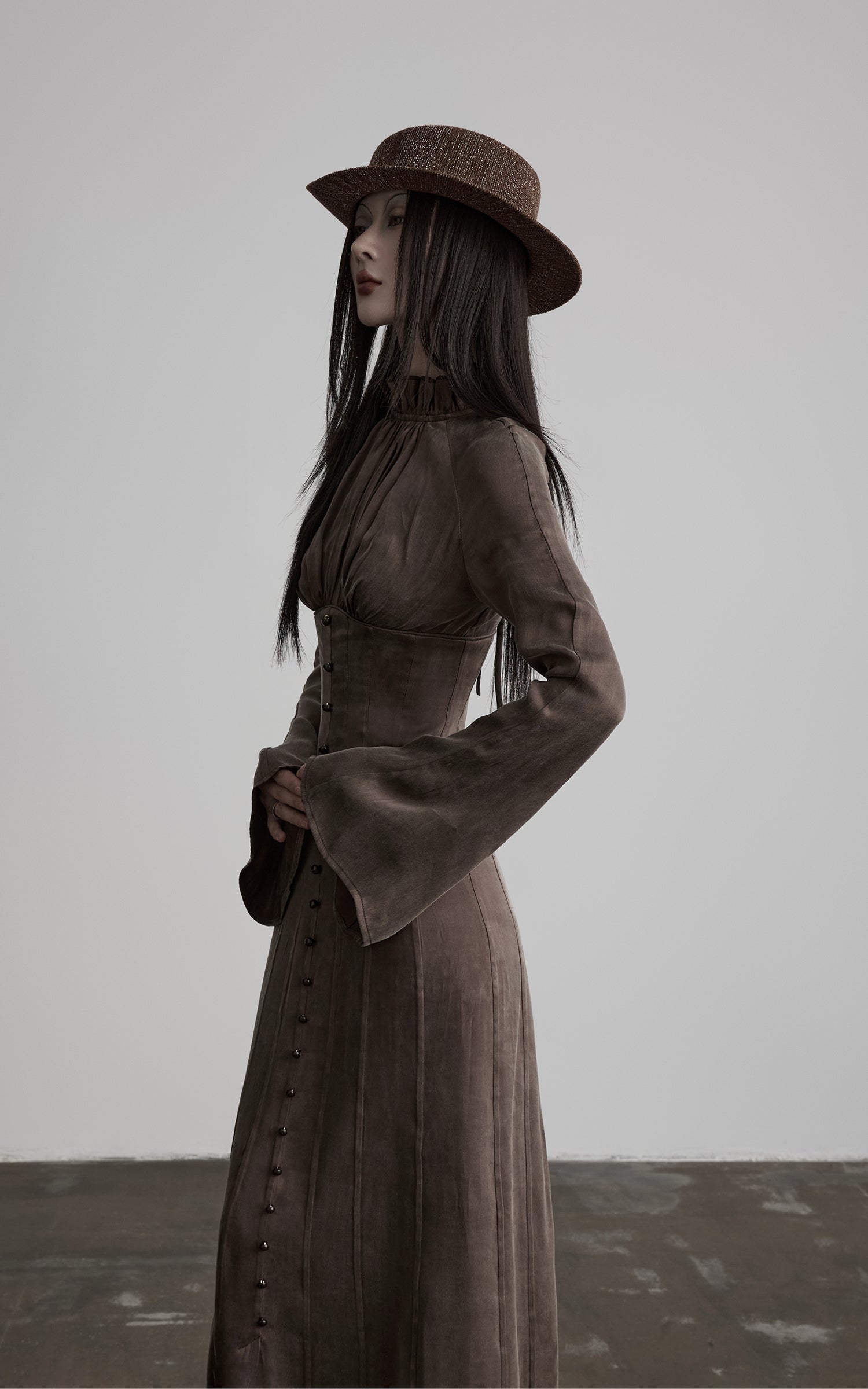 <tc><tc>DOINDULGE</tc></tc> Robe longue gothique à manches évasées et col montant froncé